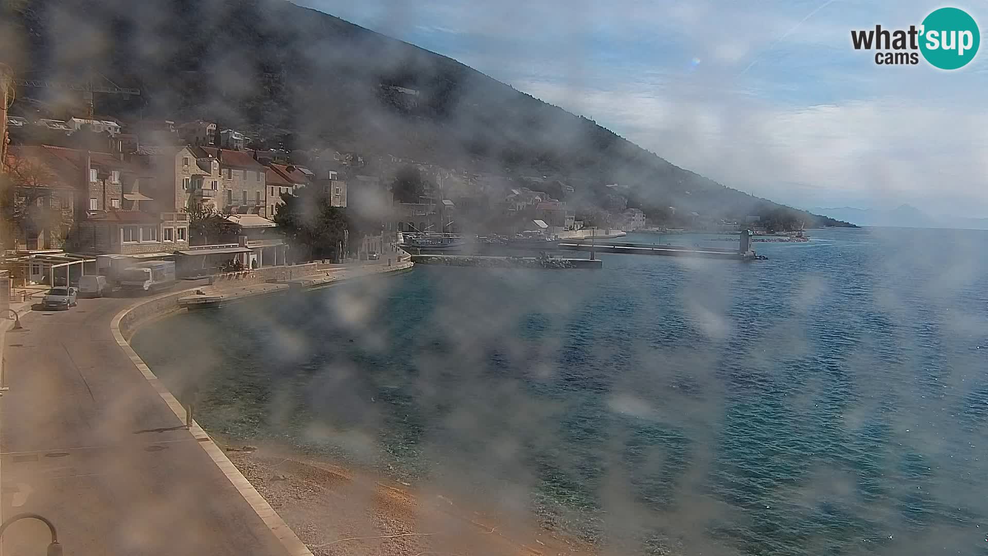 Spletna kamera Bol – Center mesta in marina v živo