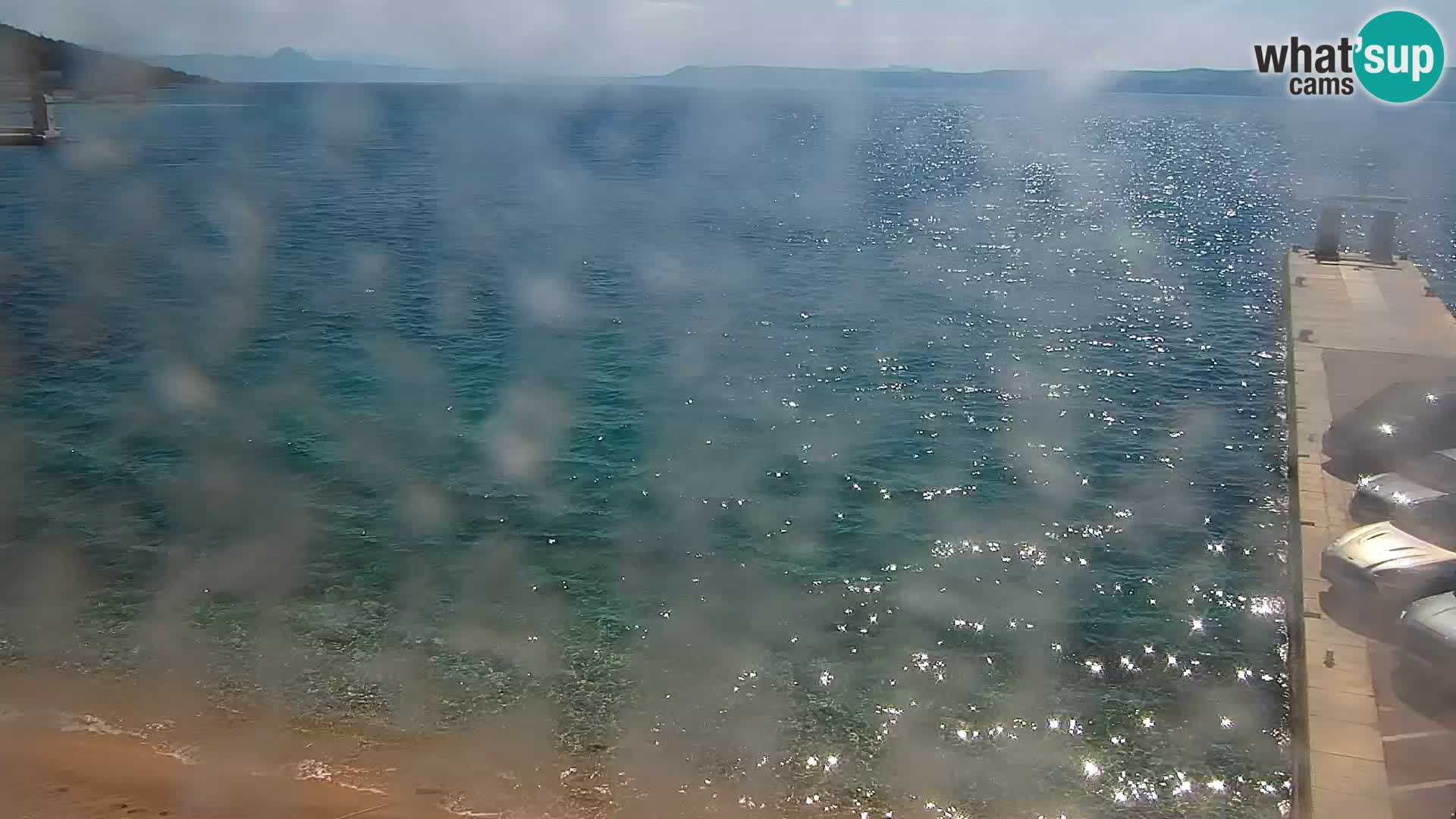 Spletna kamera Bol – Center mesta in marina v živo