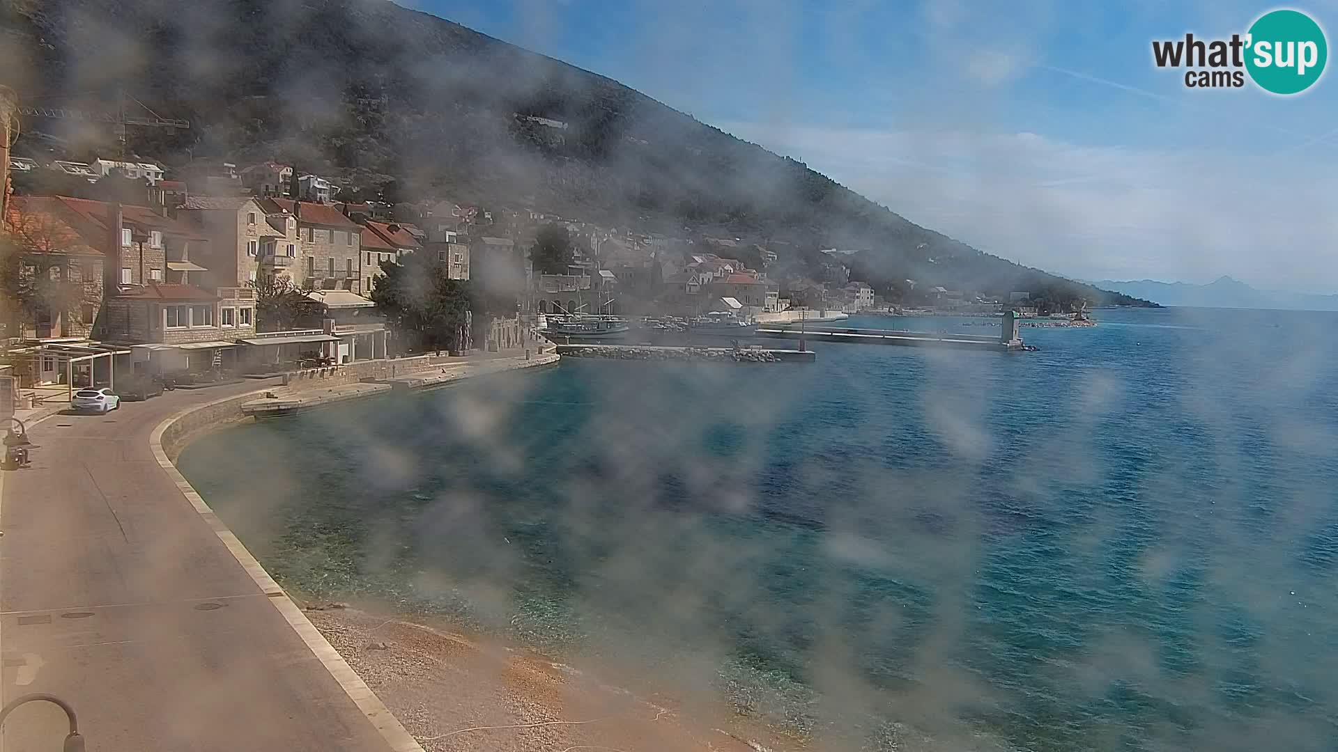 Spletna kamera Bol – Center mesta in marina v živo