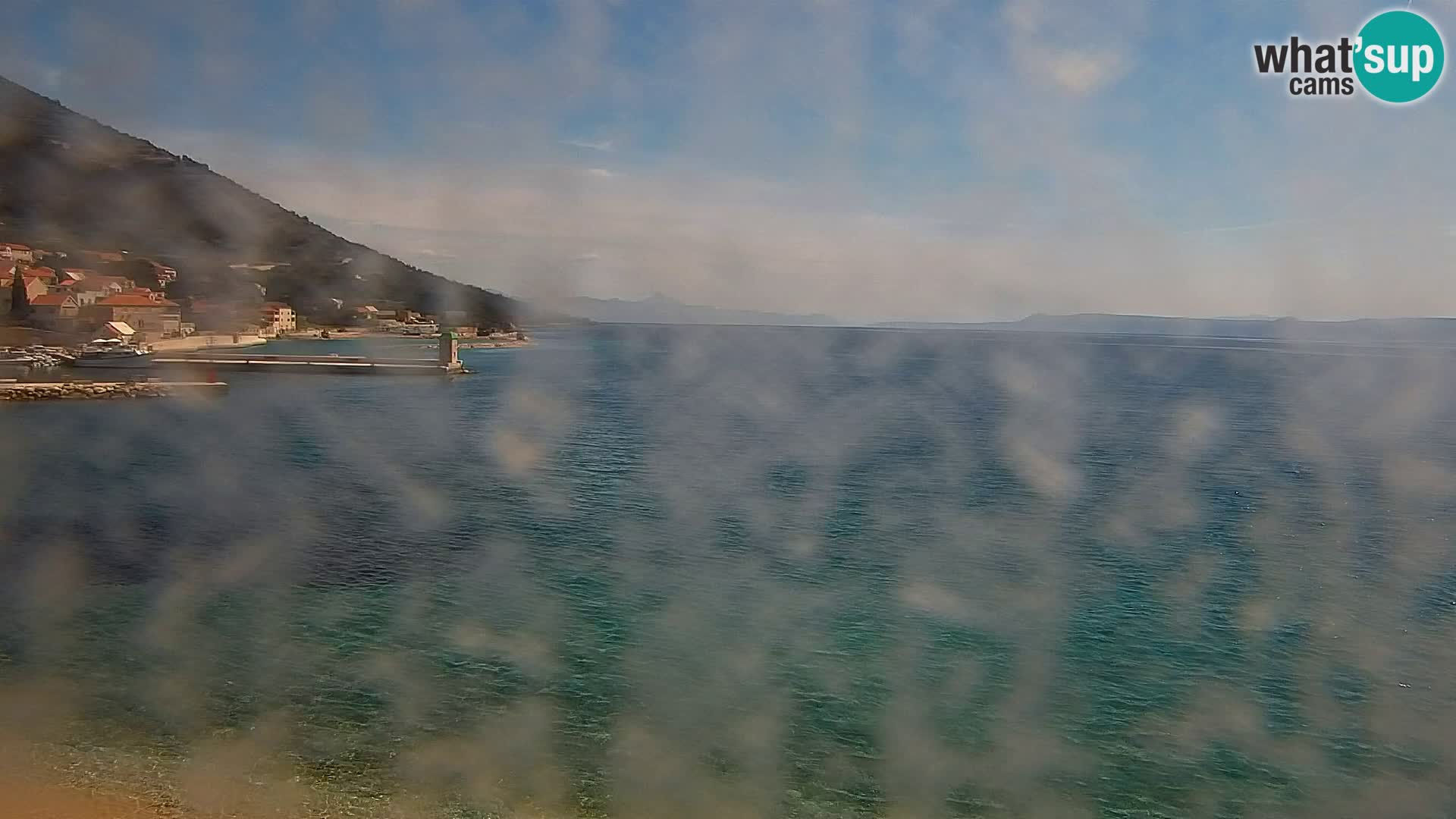 Spletna kamera Bol – Center mesta in marina v živo