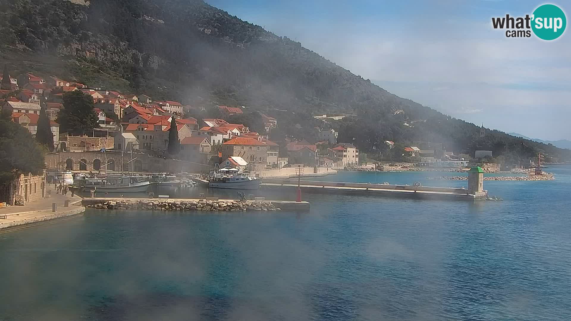 Web kamera Bol – Centar mjesta i marina | Pogled uživo