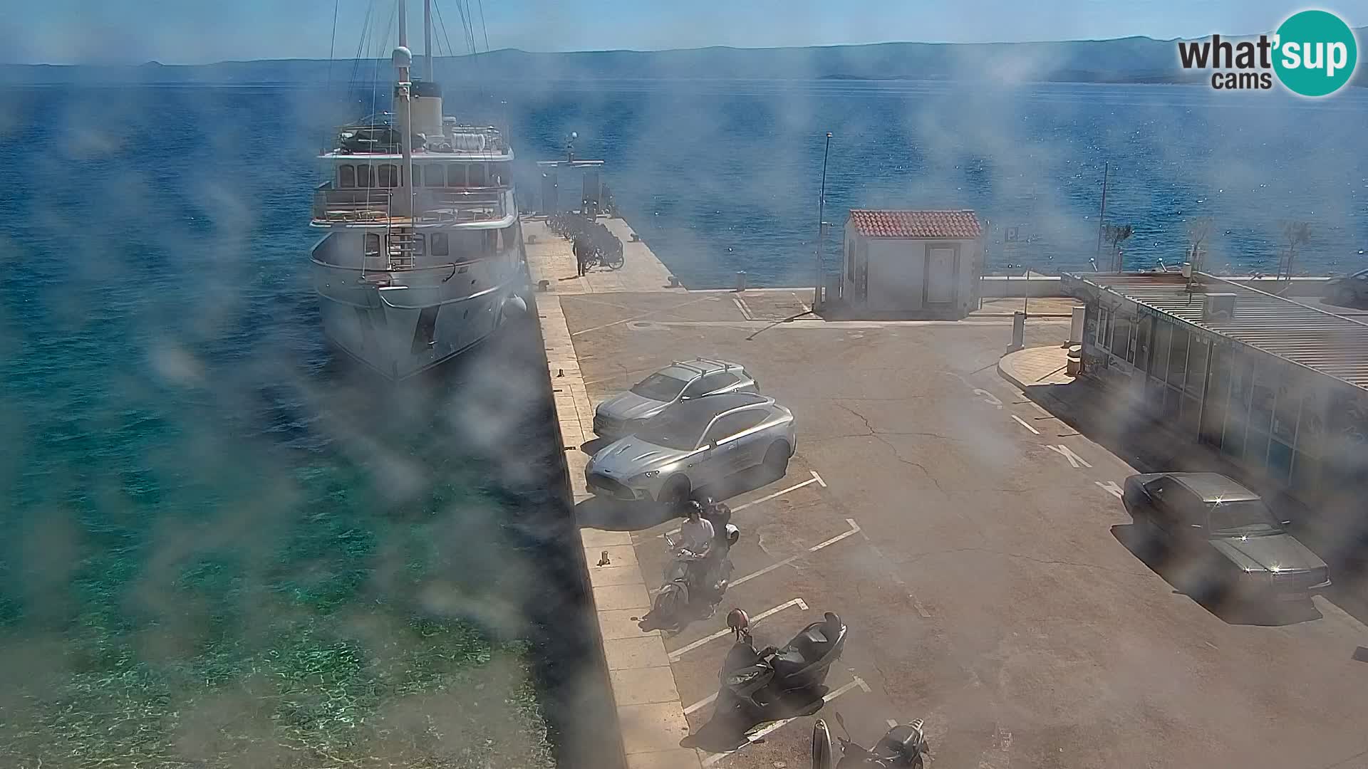 Spletna kamera Bol – Center mesta in marina v živo