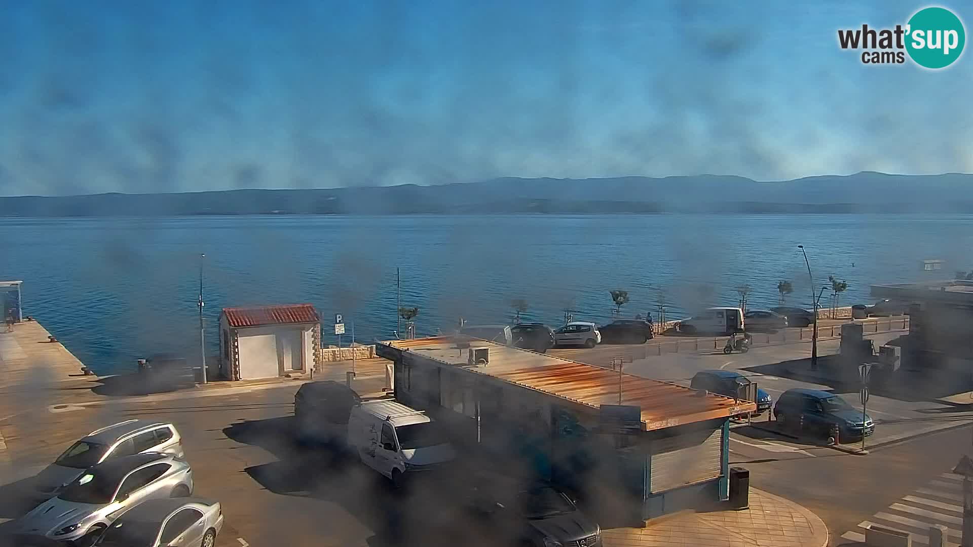 Spletna kamera Bol – Center mesta in marina v živo