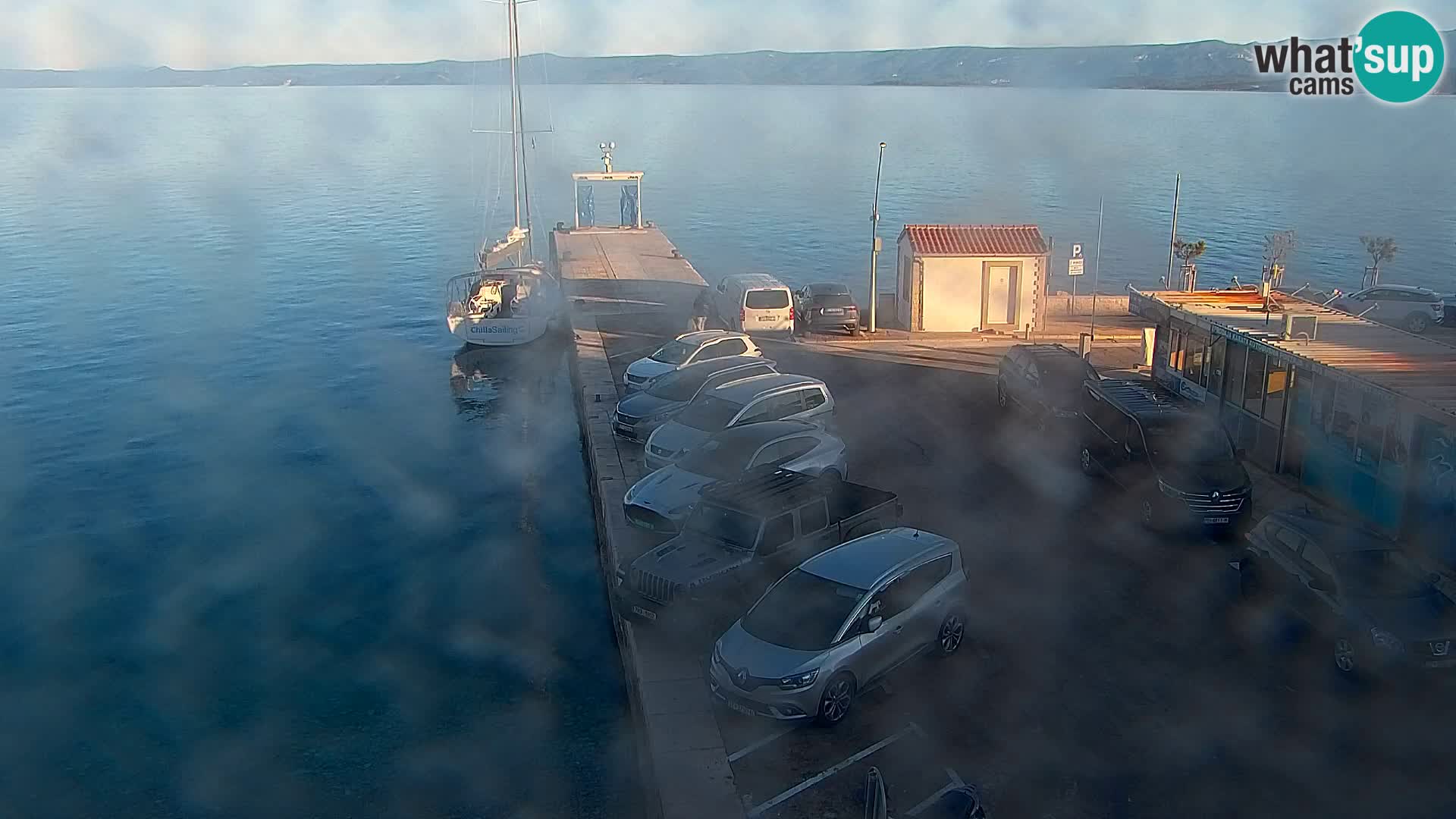 Spletna kamera Bol – Center mesta in marina v živo