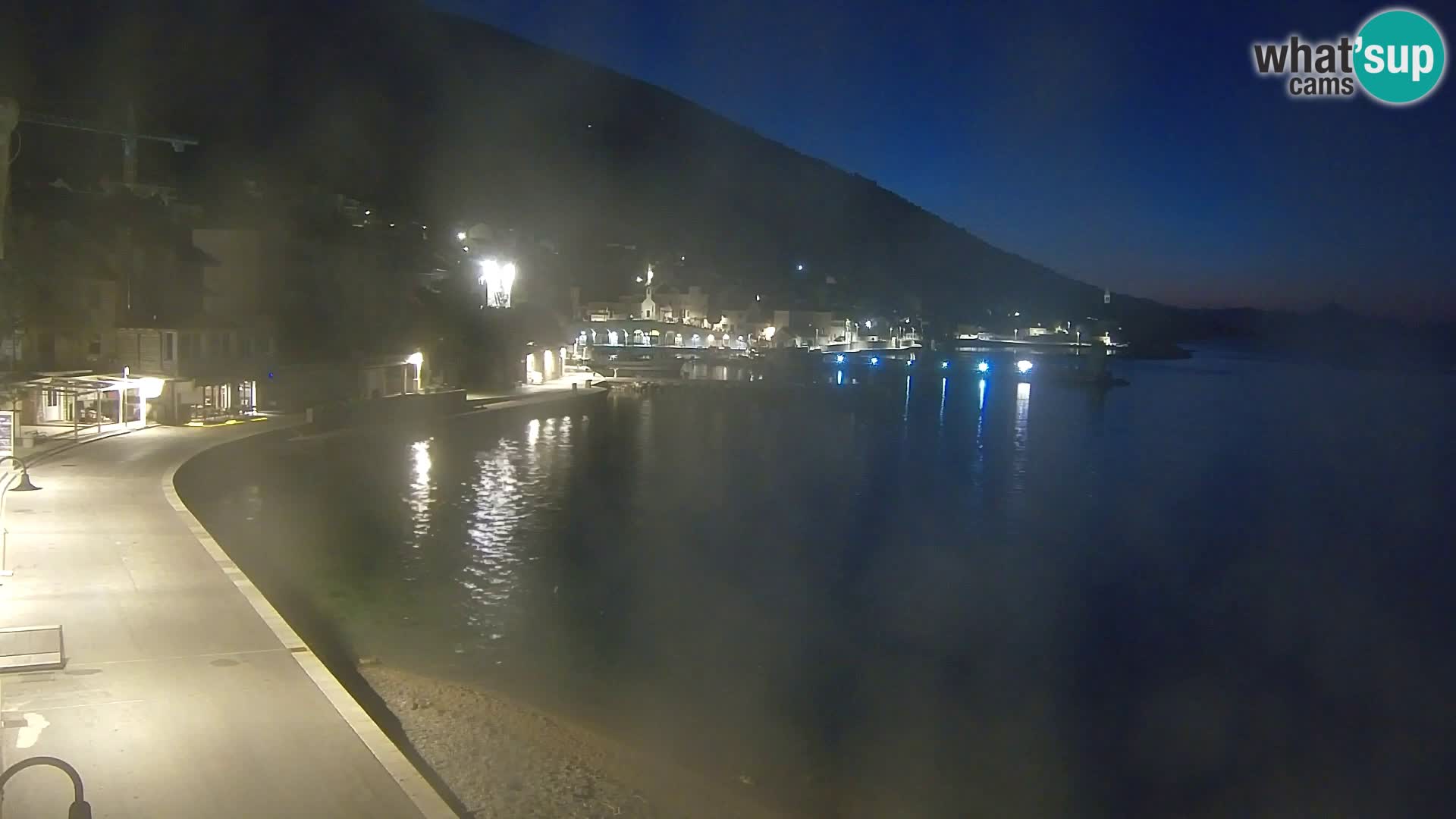 Spletna kamera Bol – Center mesta in marina v živo