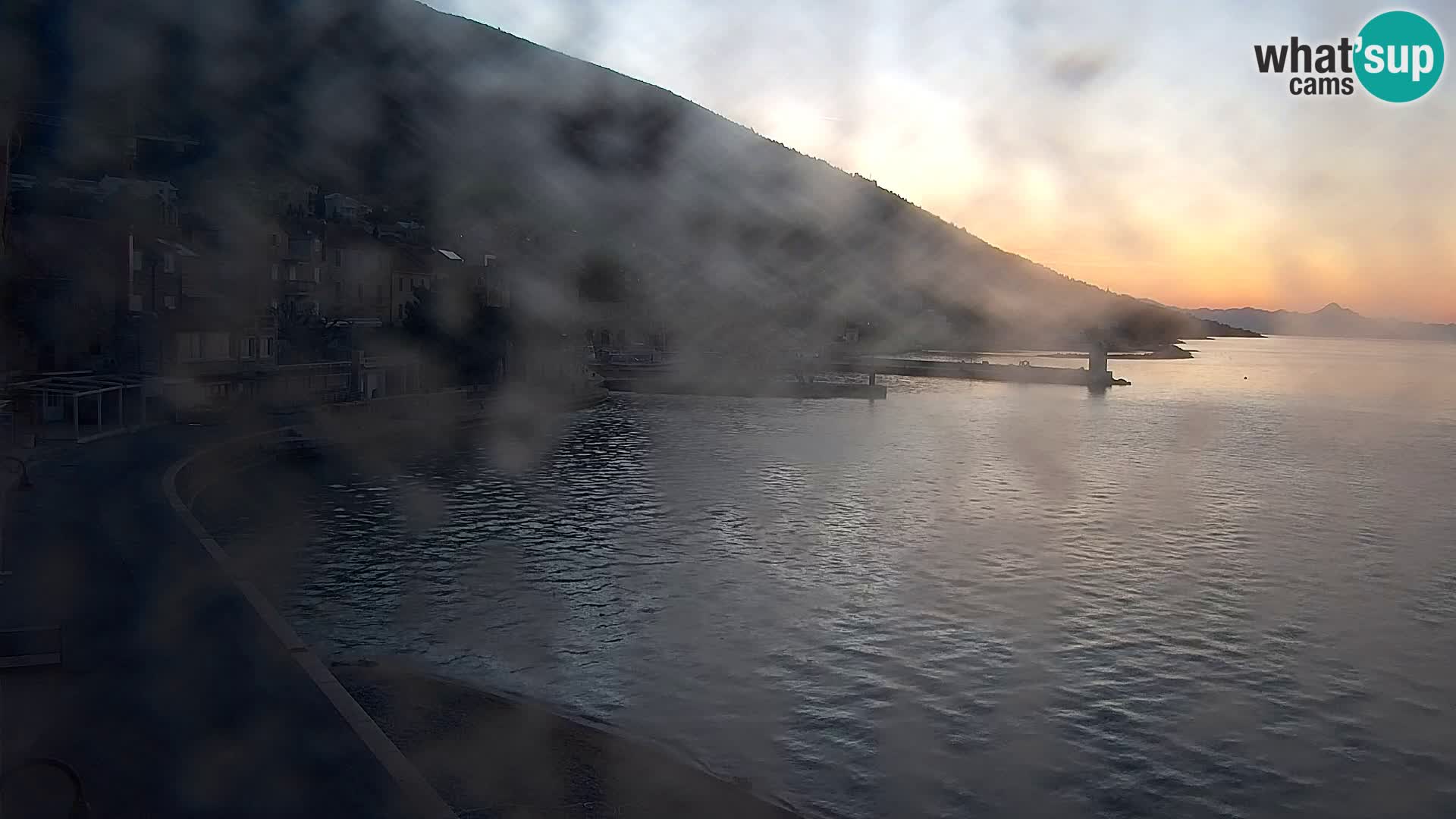 Spletna kamera Bol – Center mesta in marina v živo