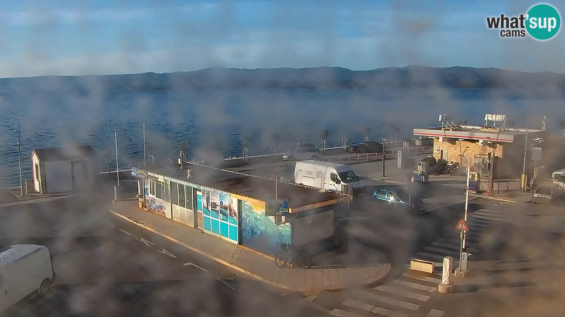 Spletna kamera Bol – Center mesta in marina v živo