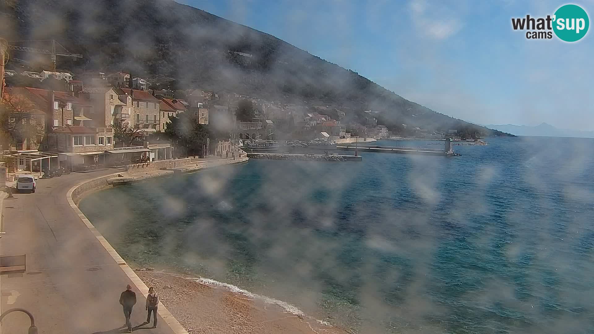 Spletna kamera Bol – Center mesta in marina v živo