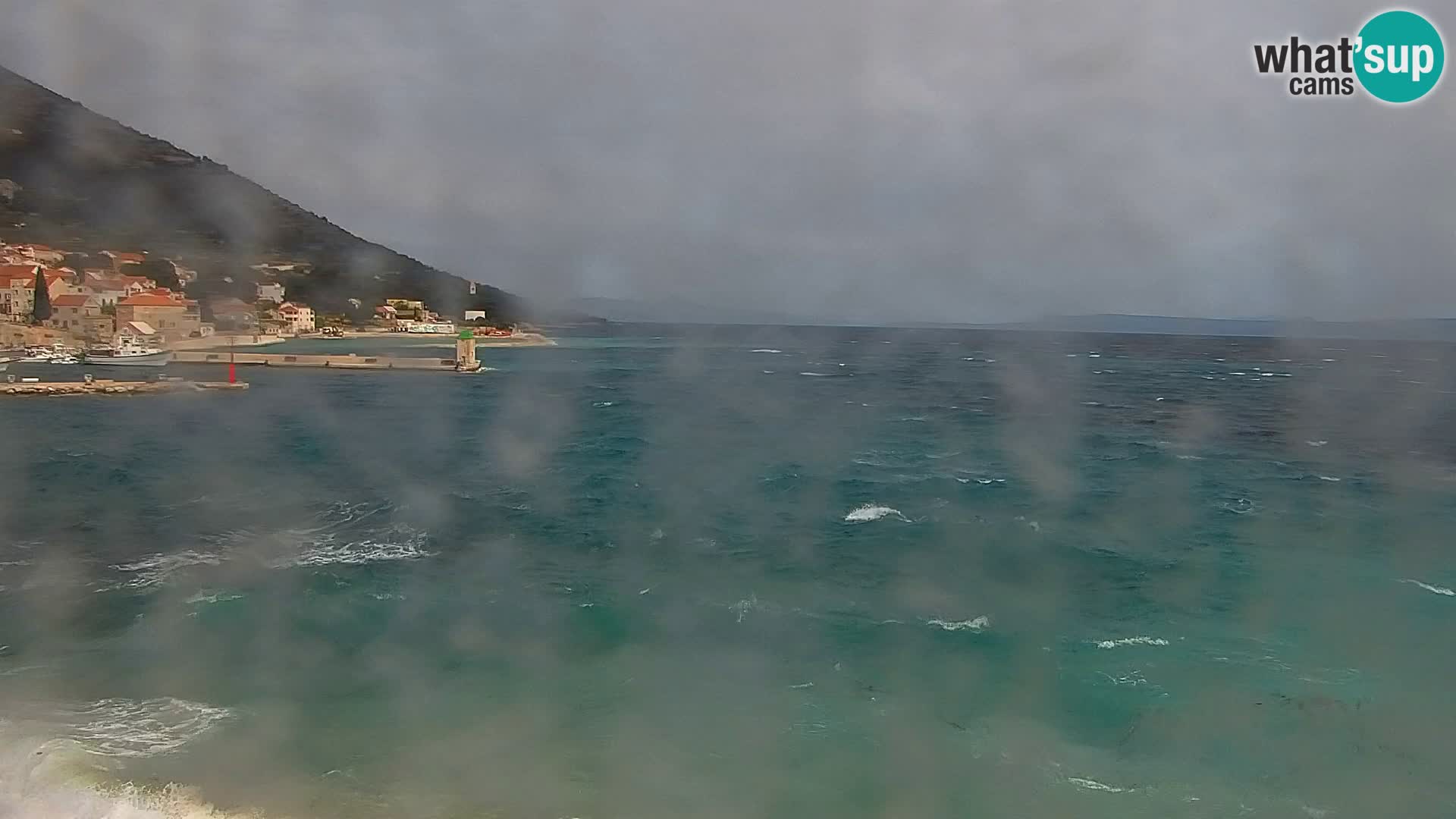 Spletna kamera Bol – Center mesta in marina v živo