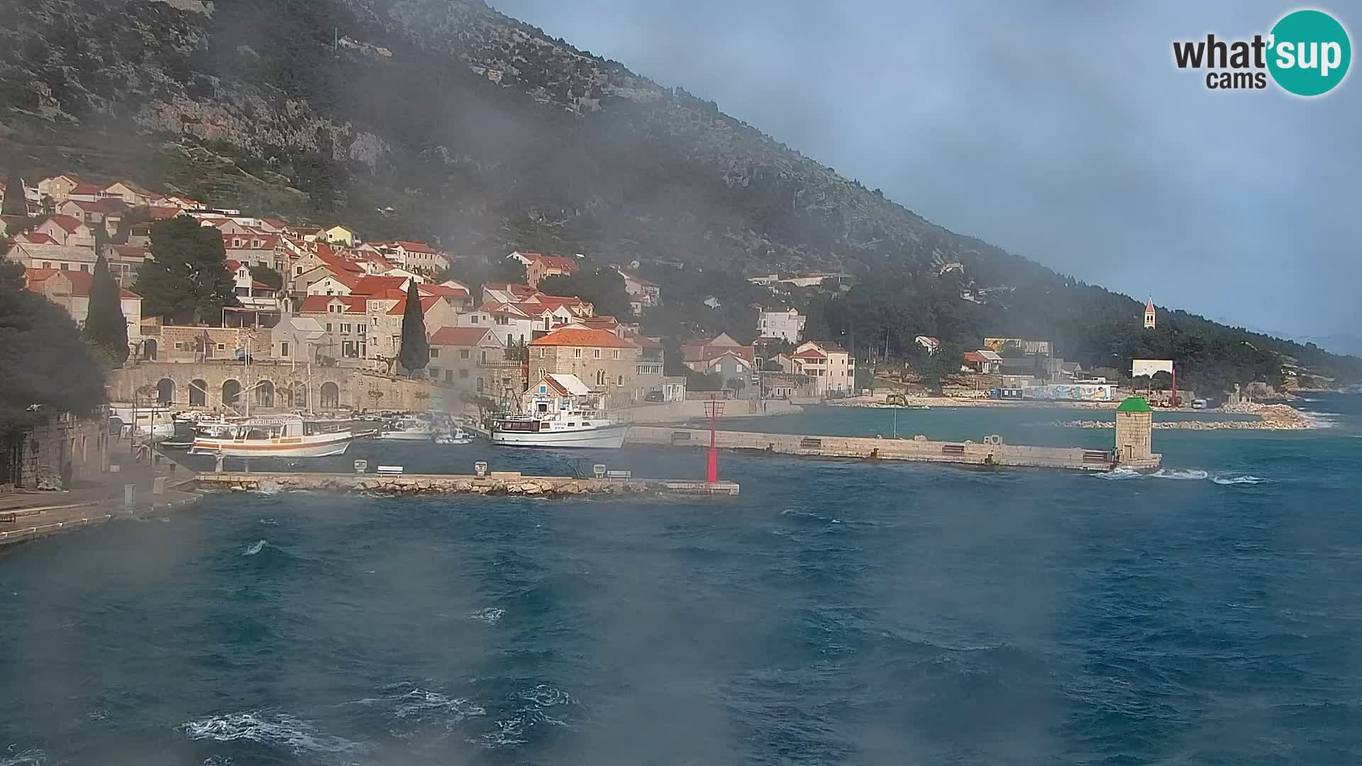 Spletna kamera Bol – Center mesta in marina v živo