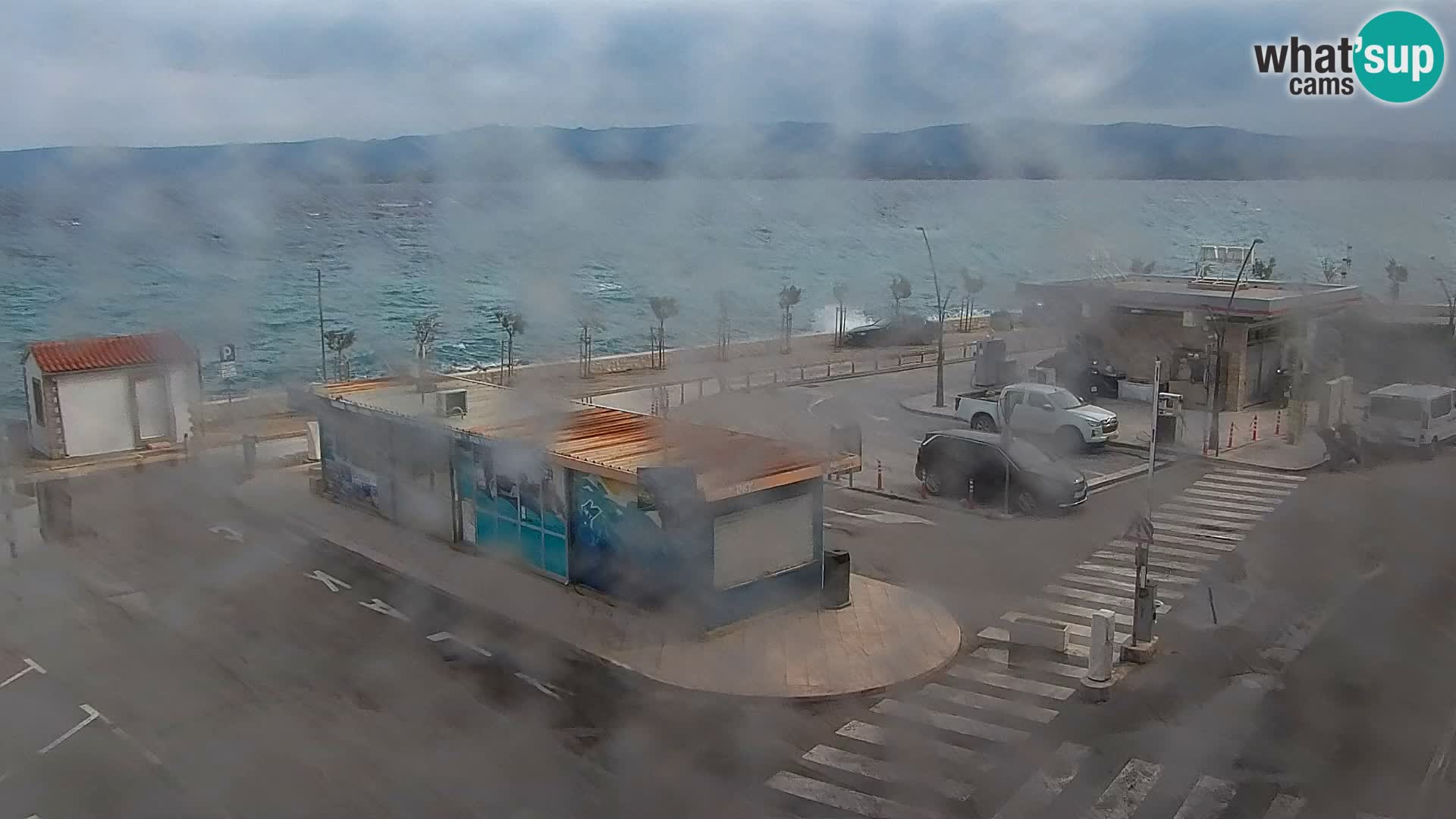 Spletna kamera Bol – Center mesta in marina v živo