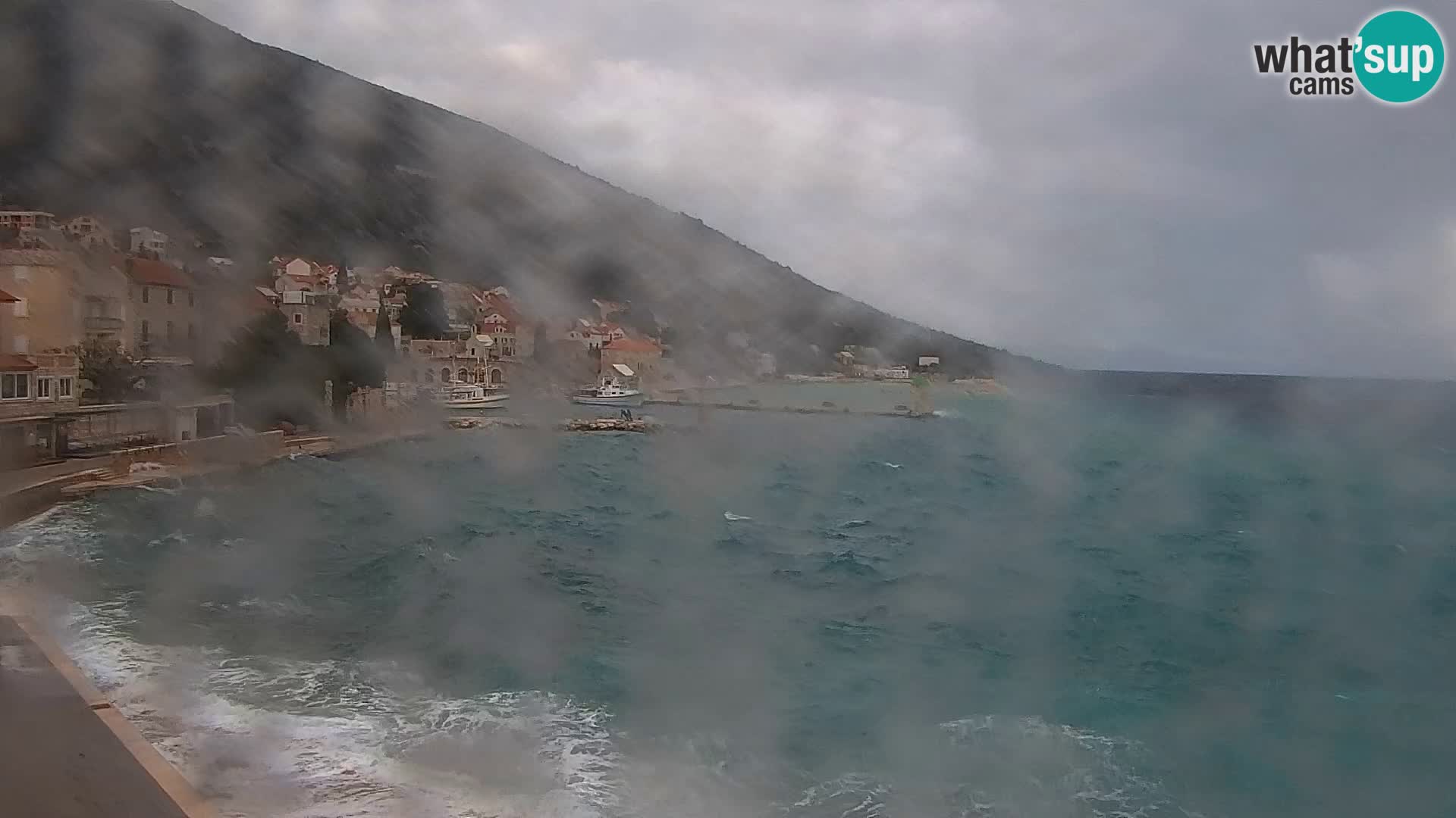 Spletna kamera Bol – Center mesta in marina v živo