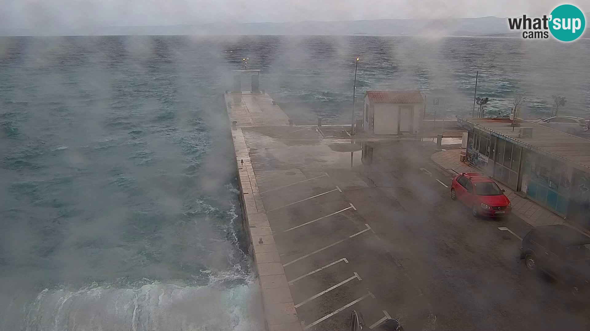 Spletna kamera Bol – Center mesta in marina v živo