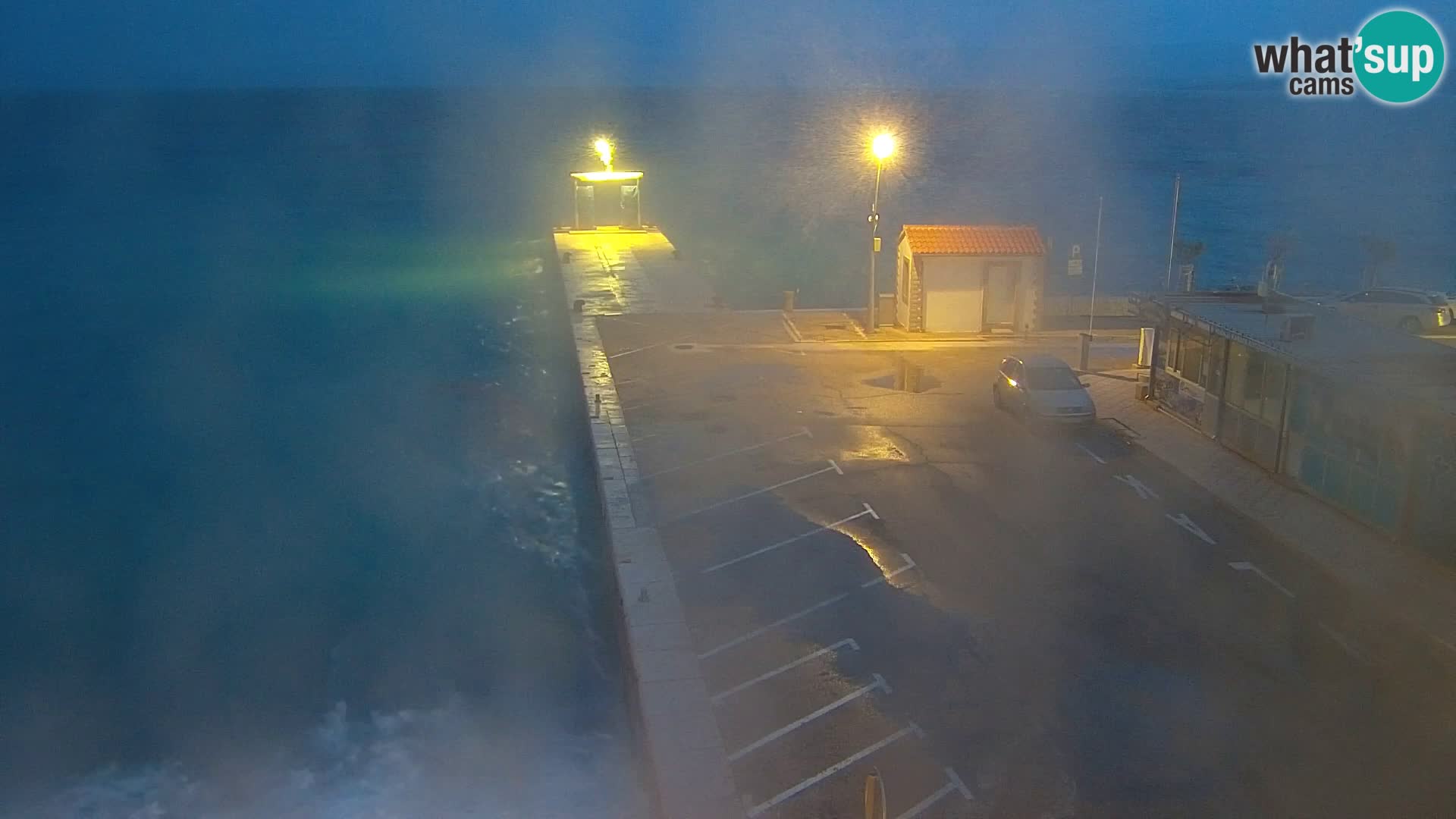 Spletna kamera Bol – Center mesta in marina v živo