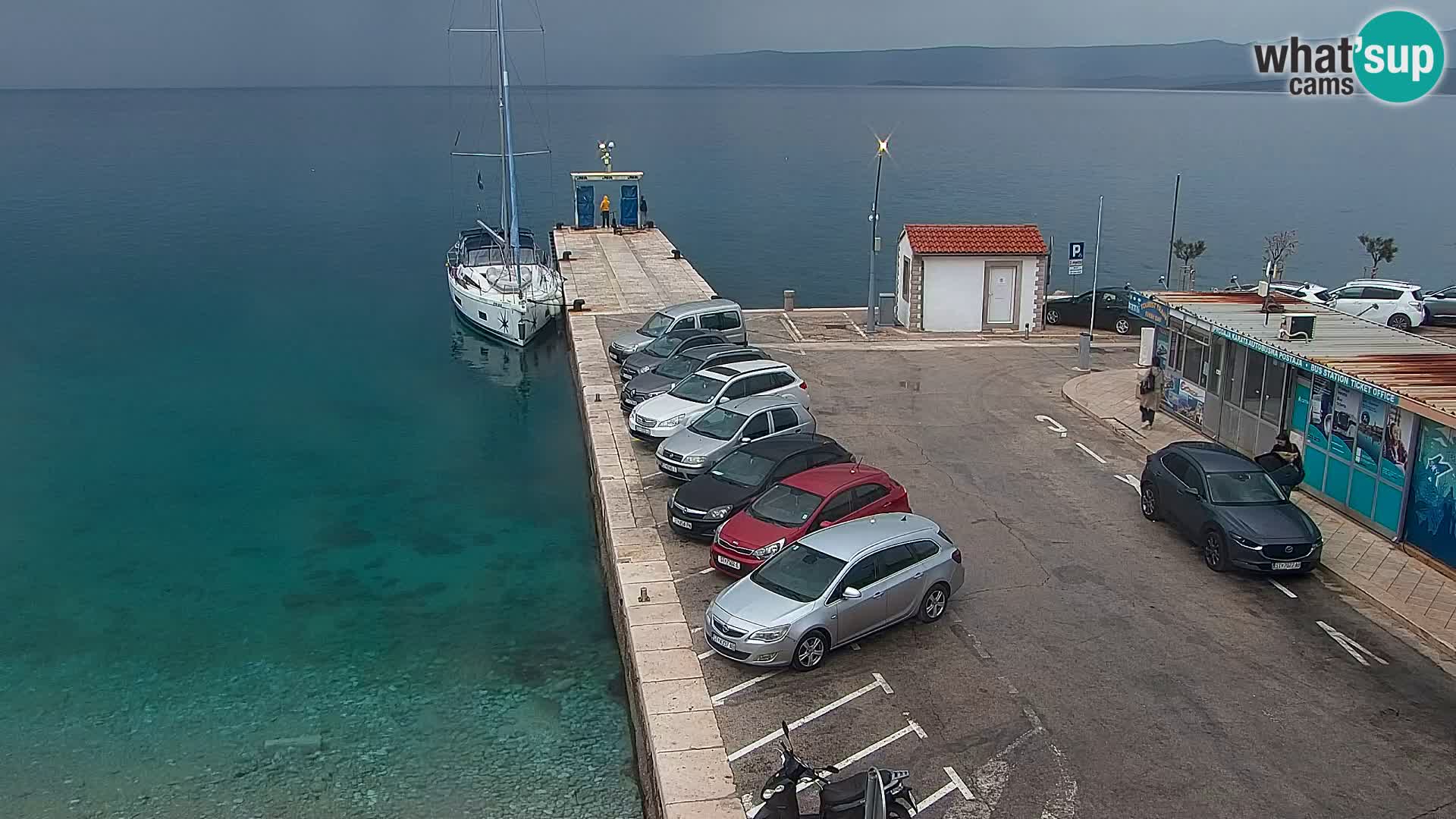 Web kamera Bol – Centar mjesta i marina | Pogled uživo