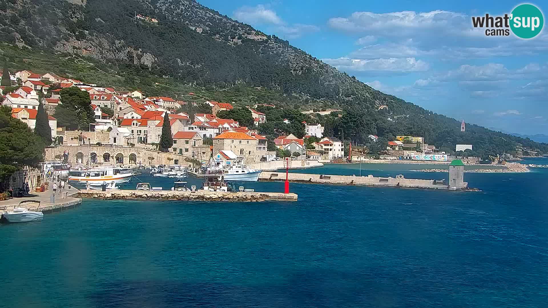 Spletna kamera Bol – Center mesta in marina v živo
