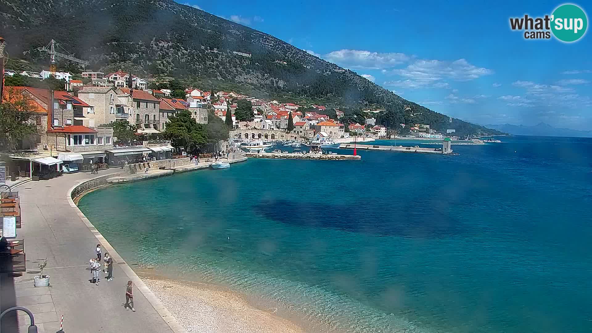 Spletna kamera Bol – Center mesta in marina v živo