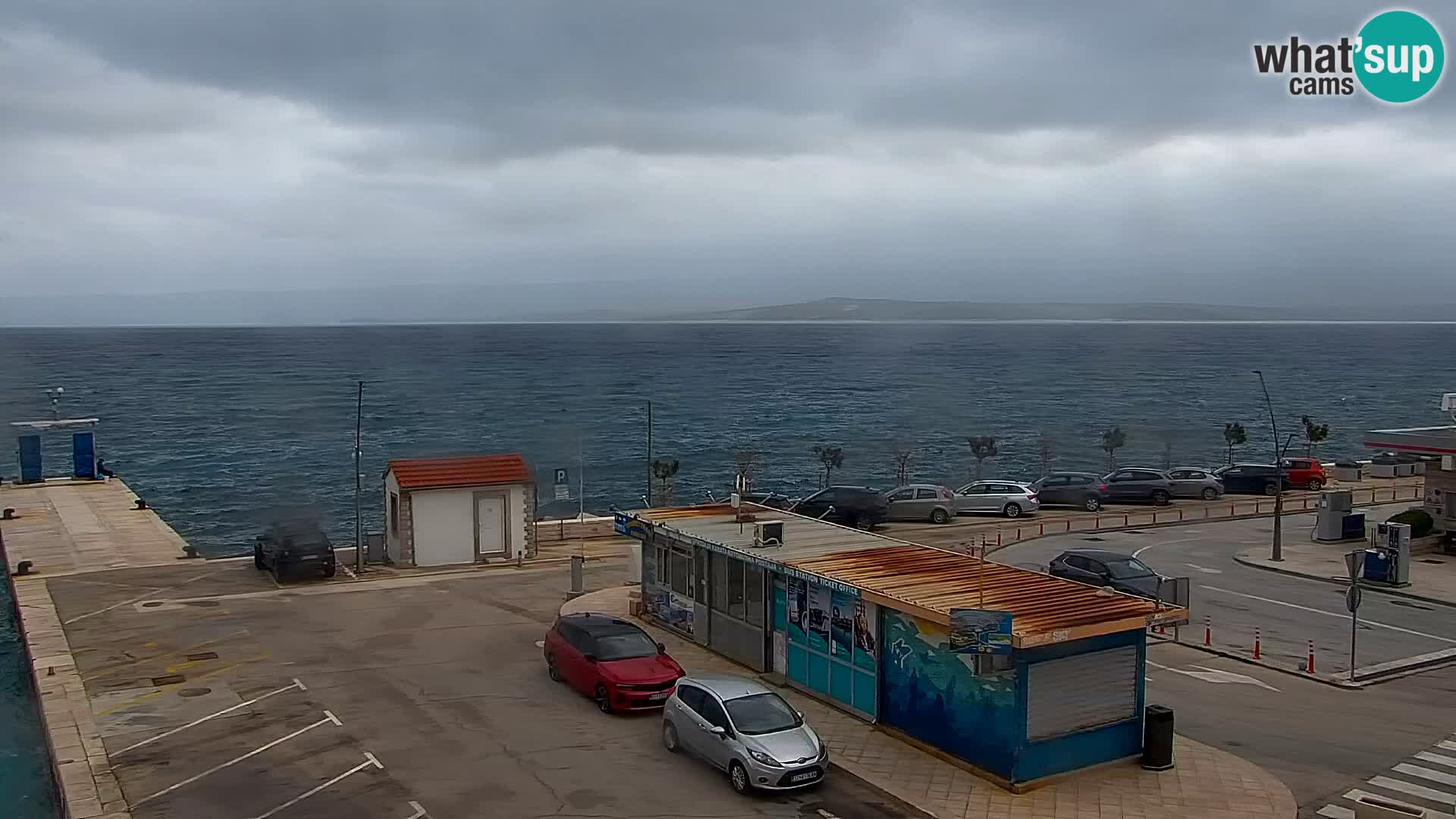 Spletna kamera Bol – Center mesta in marina v živo