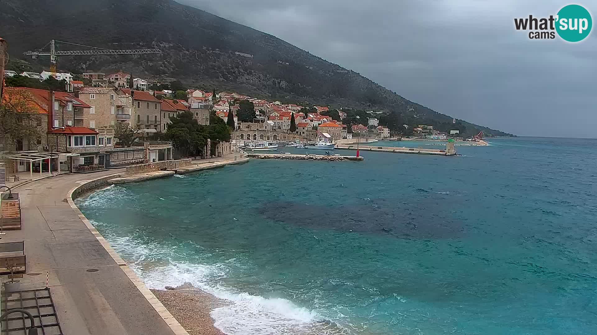 Spletna kamera Bol – Center mesta in marina v živo