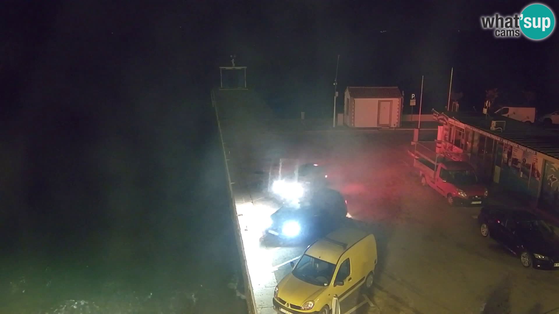 Spletna kamera Bol – Center mesta in marina v živo