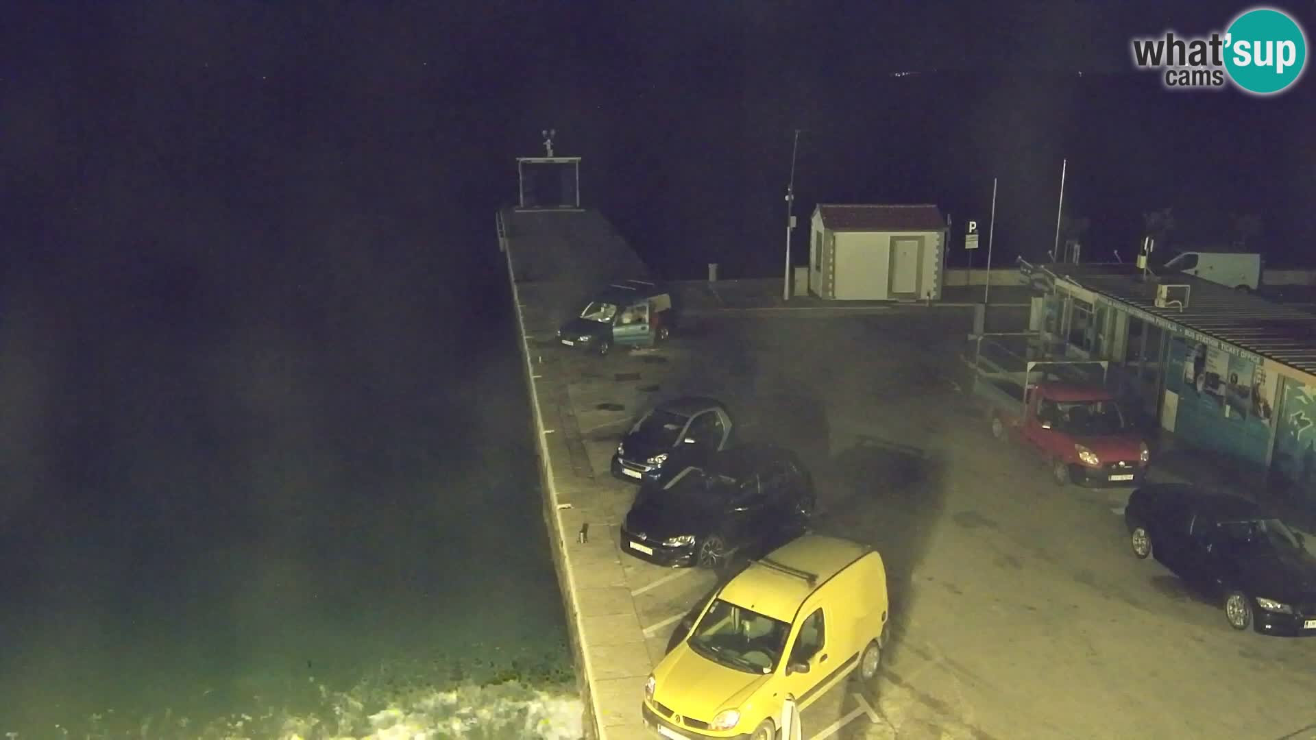 Spletna kamera Bol – Center mesta in marina v živo