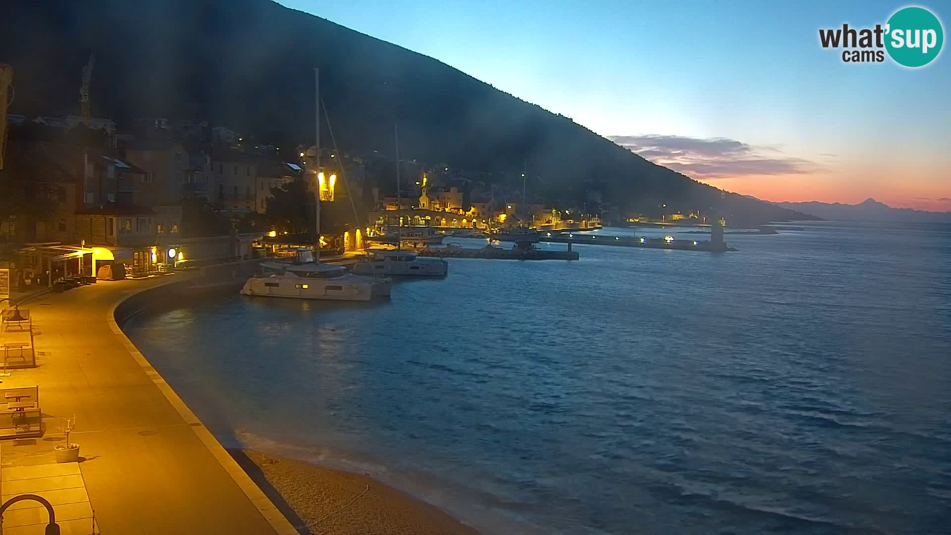 Spletna kamera Bol – Center mesta in marina v živo