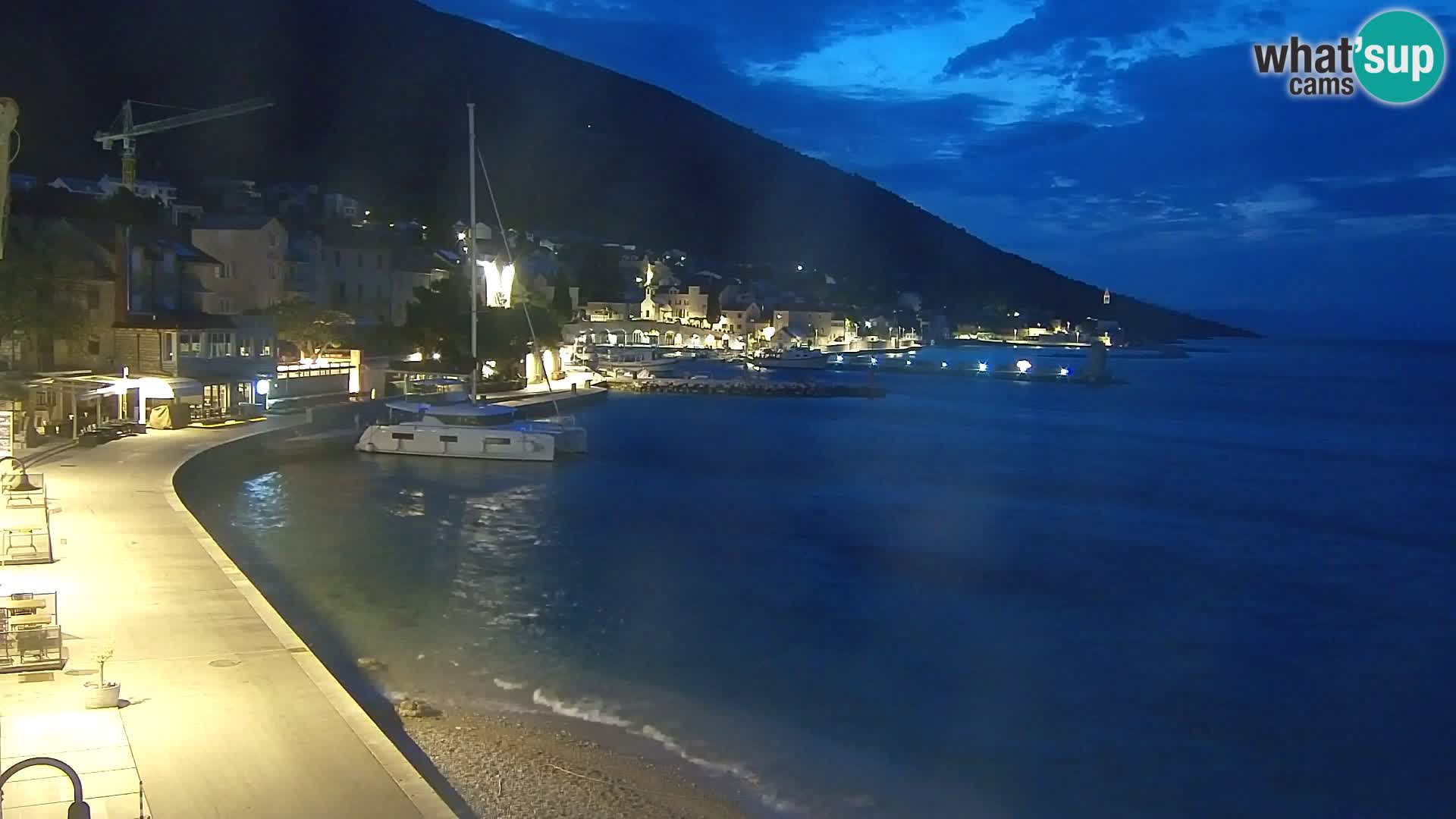 Spletna kamera Bol – Center mesta in marina v živo