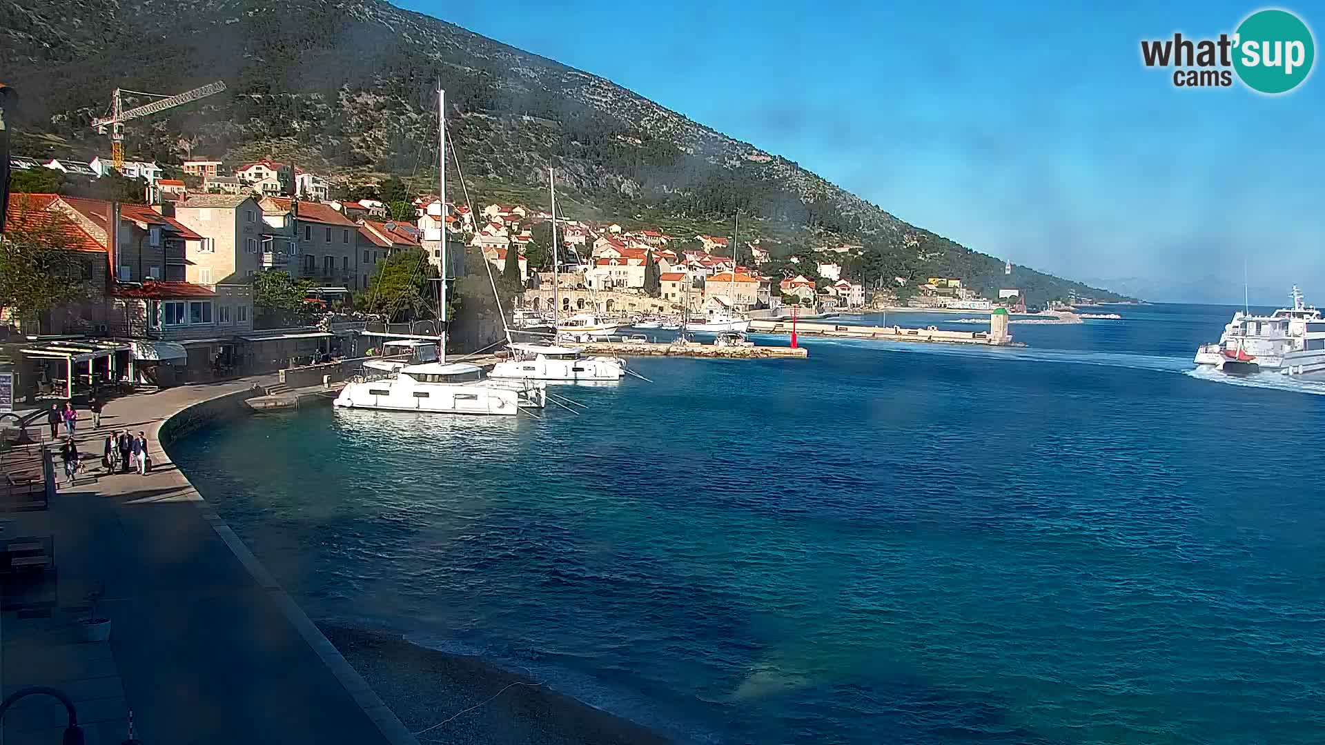 Web kamera Bol – Centar mjesta i marina | Pogled uživo