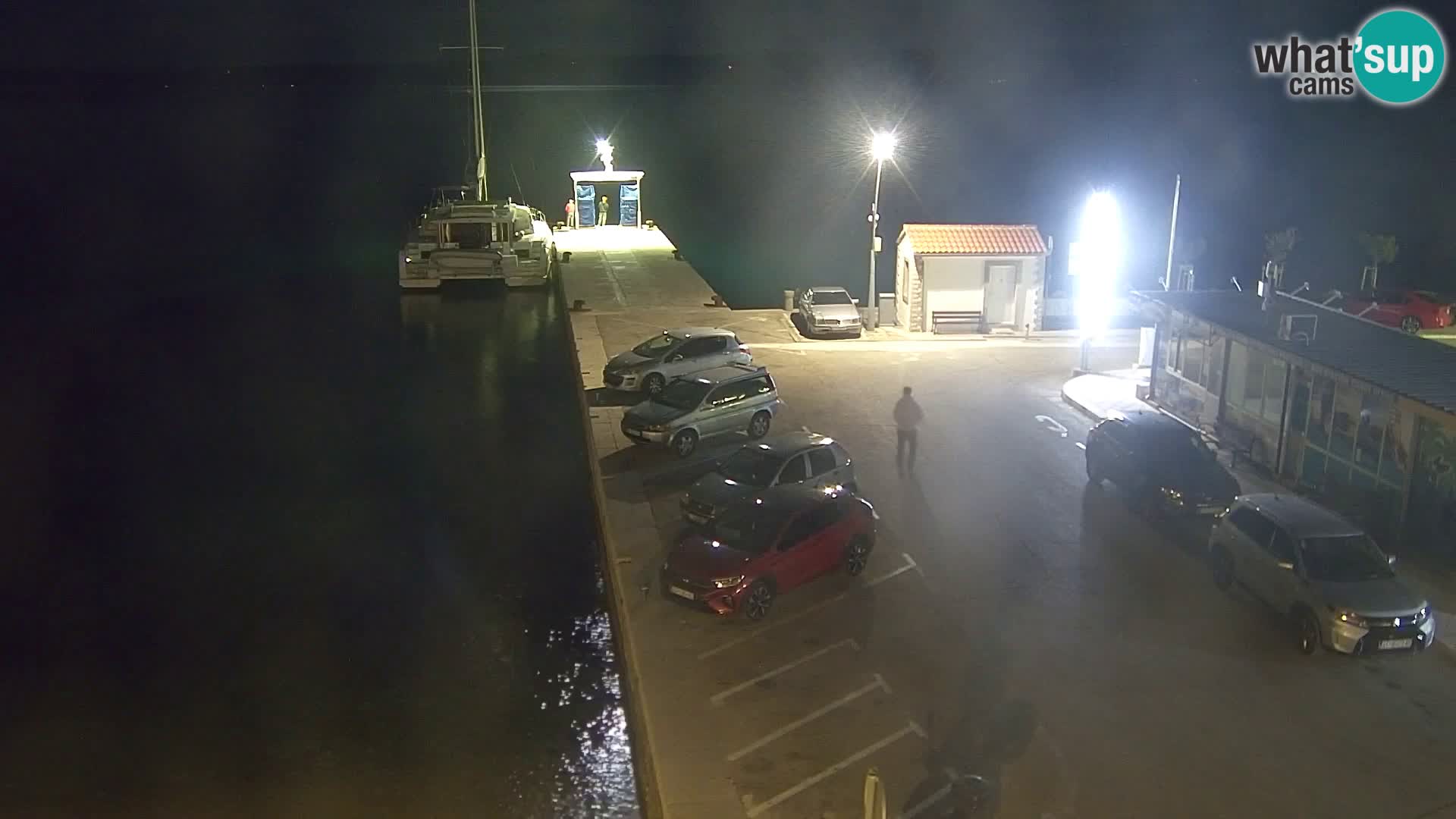 Spletna kamera Bol – Center mesta in marina v živo