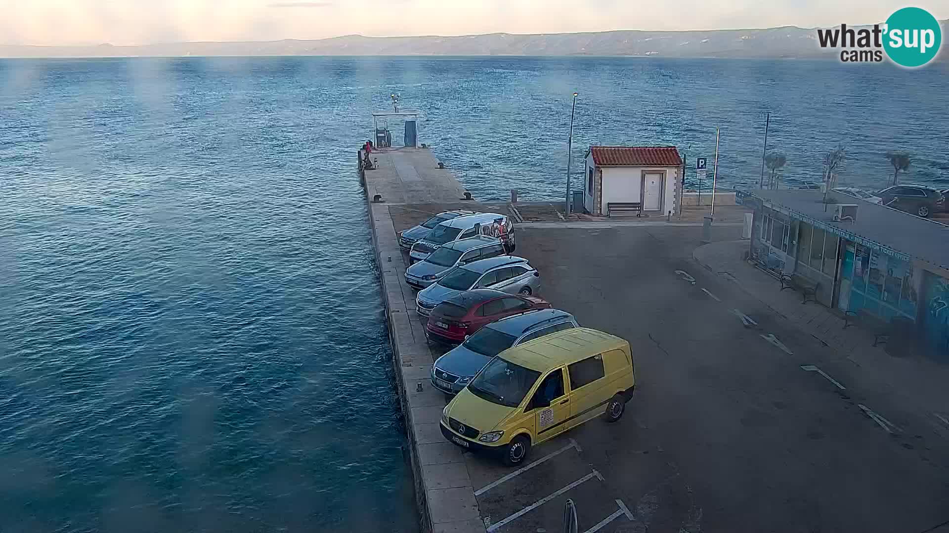 Web kamera Bol – Centar mjesta i marina | Pogled uživo