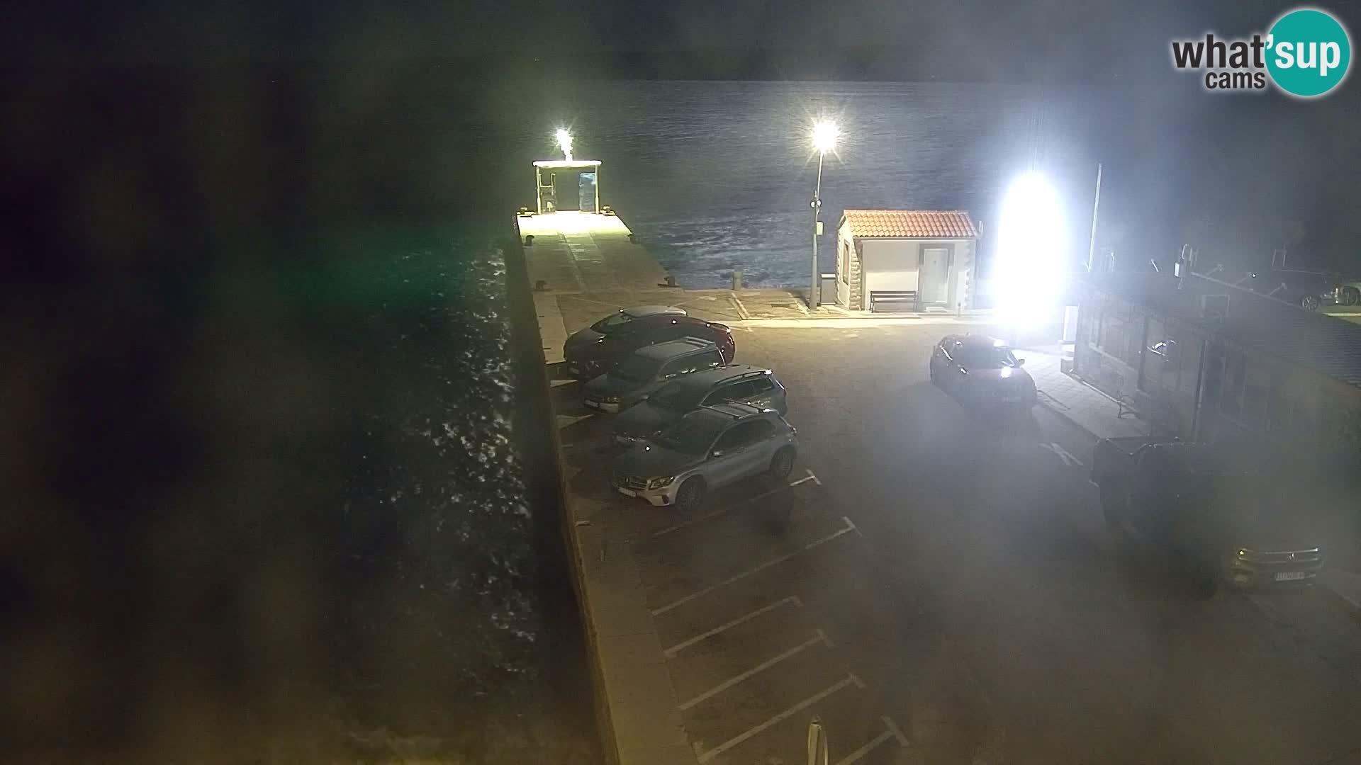 Spletna kamera Bol – Center mesta in marina v živo