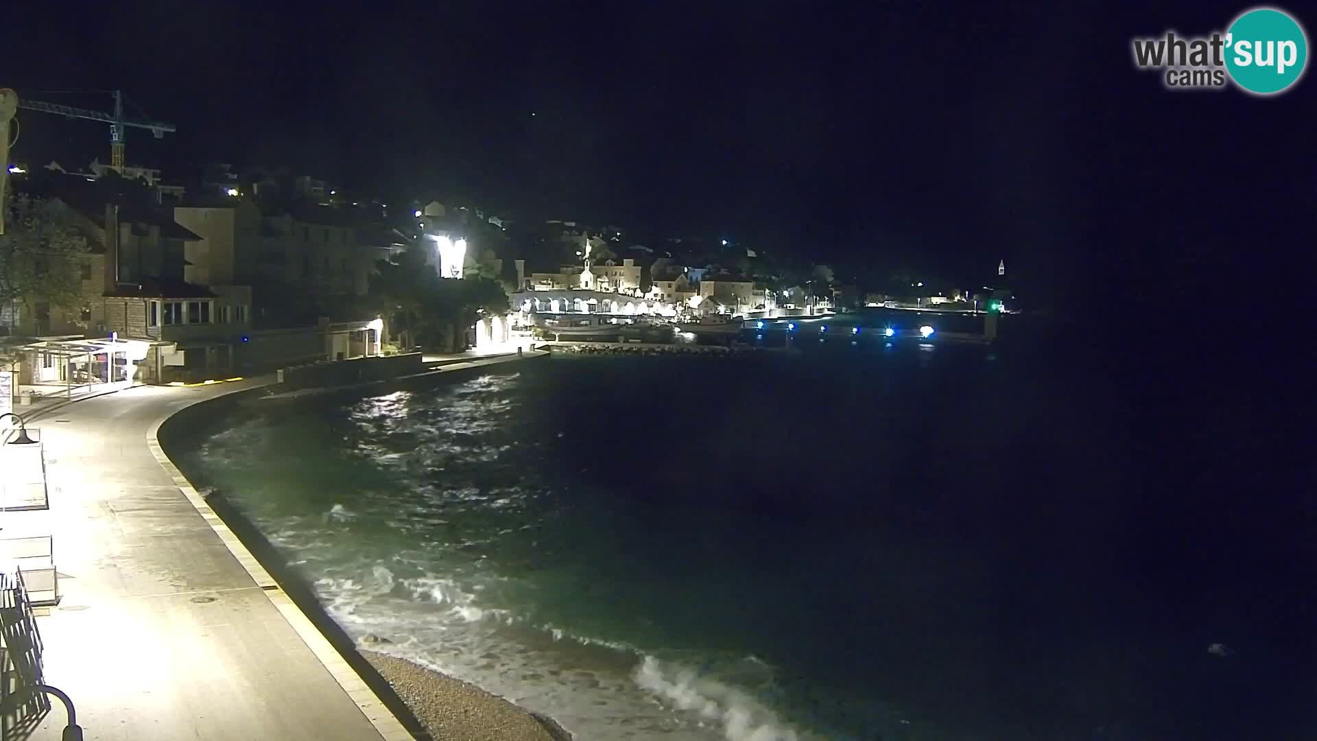 Spletna kamera Bol – Center mesta in marina v živo