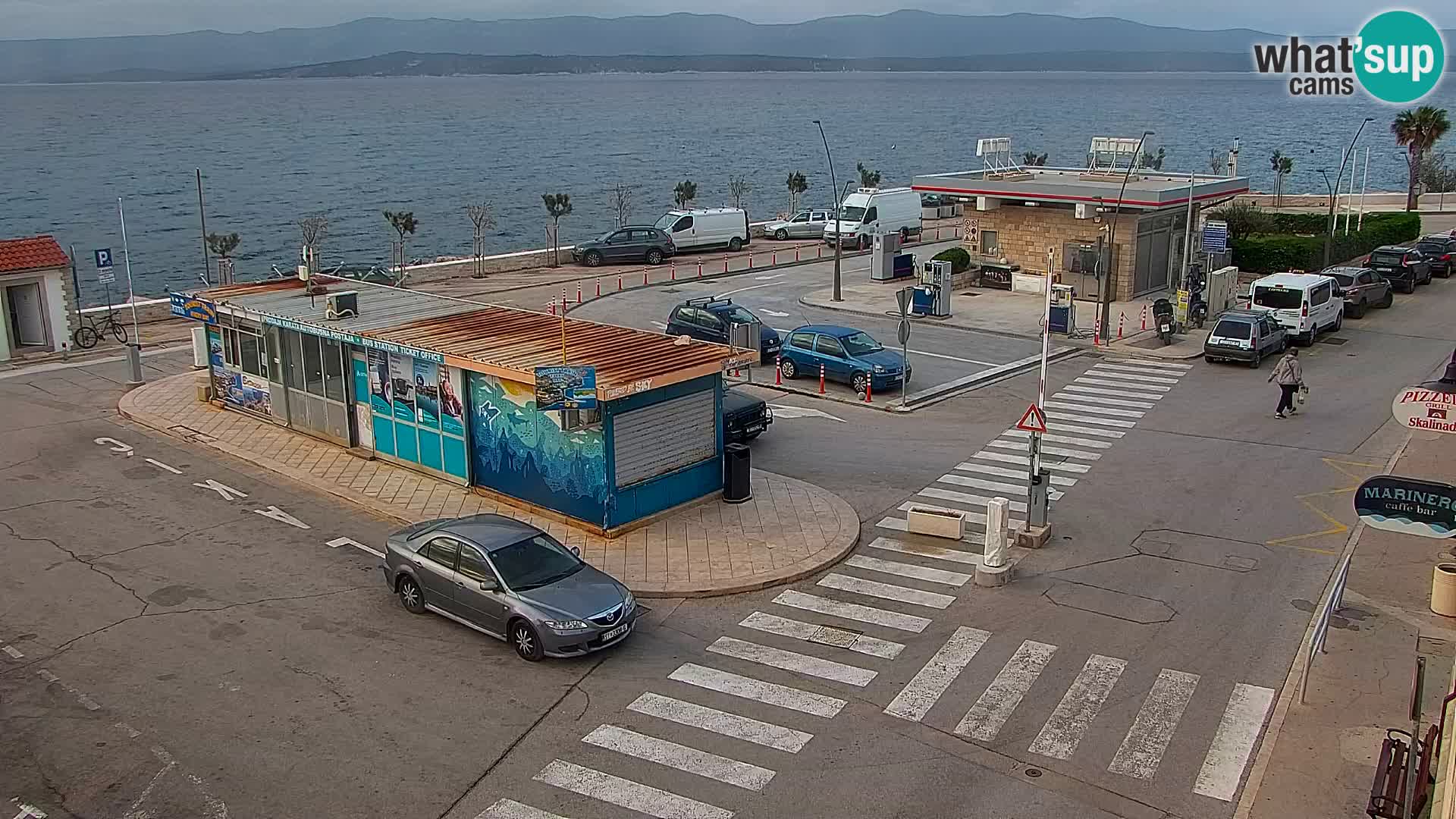 Spletna kamera Bol – Center mesta in marina v živo
