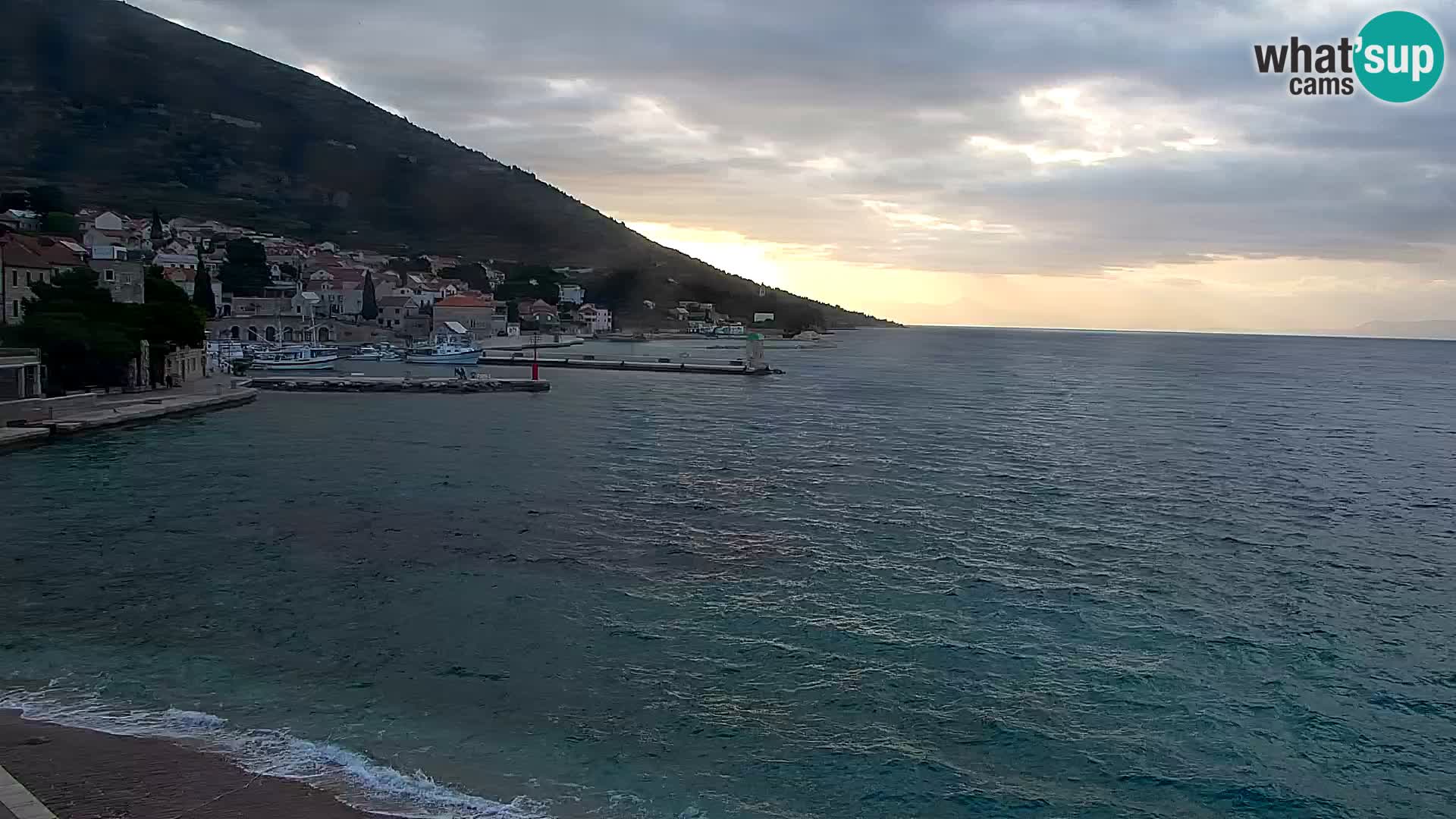 Web kamera Bol – Centar mjesta i marina | Pogled uživo