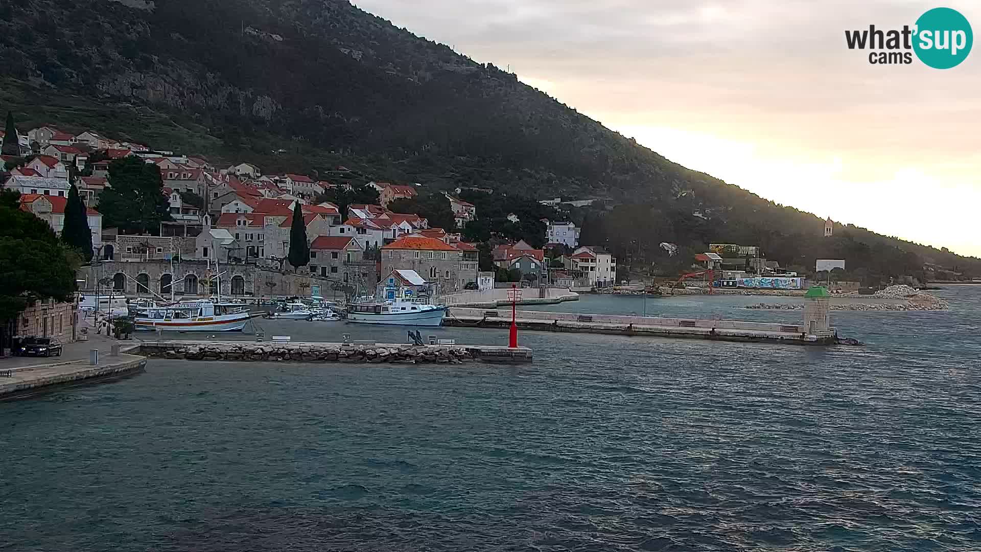 Web kamera Bol – Centar mjesta i marina | Pogled uživo
