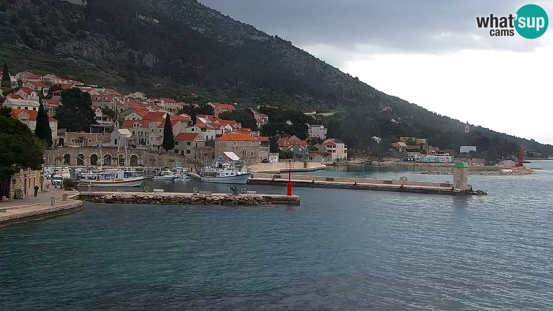 Spletna kamera Bol – Center mesta in marina v živo