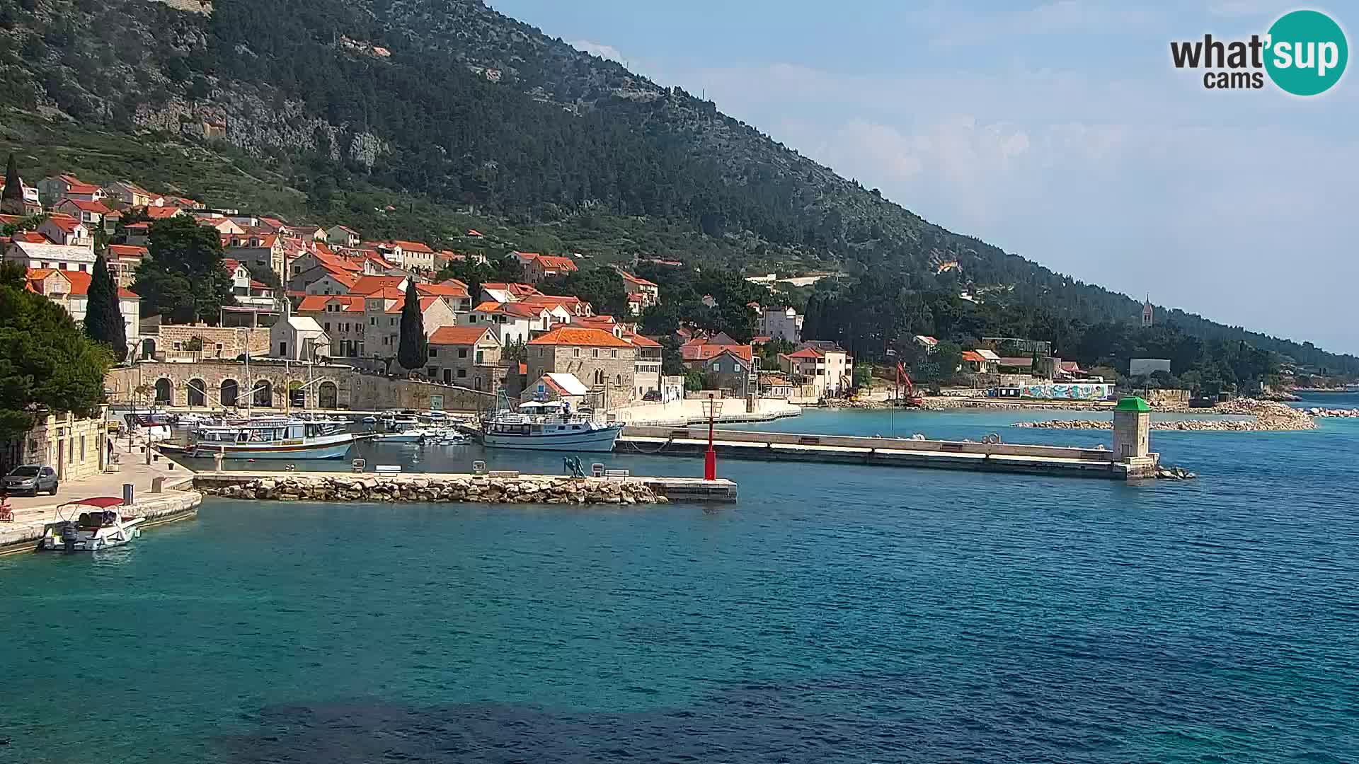 Spletna kamera Bol – Center mesta in marina v živo