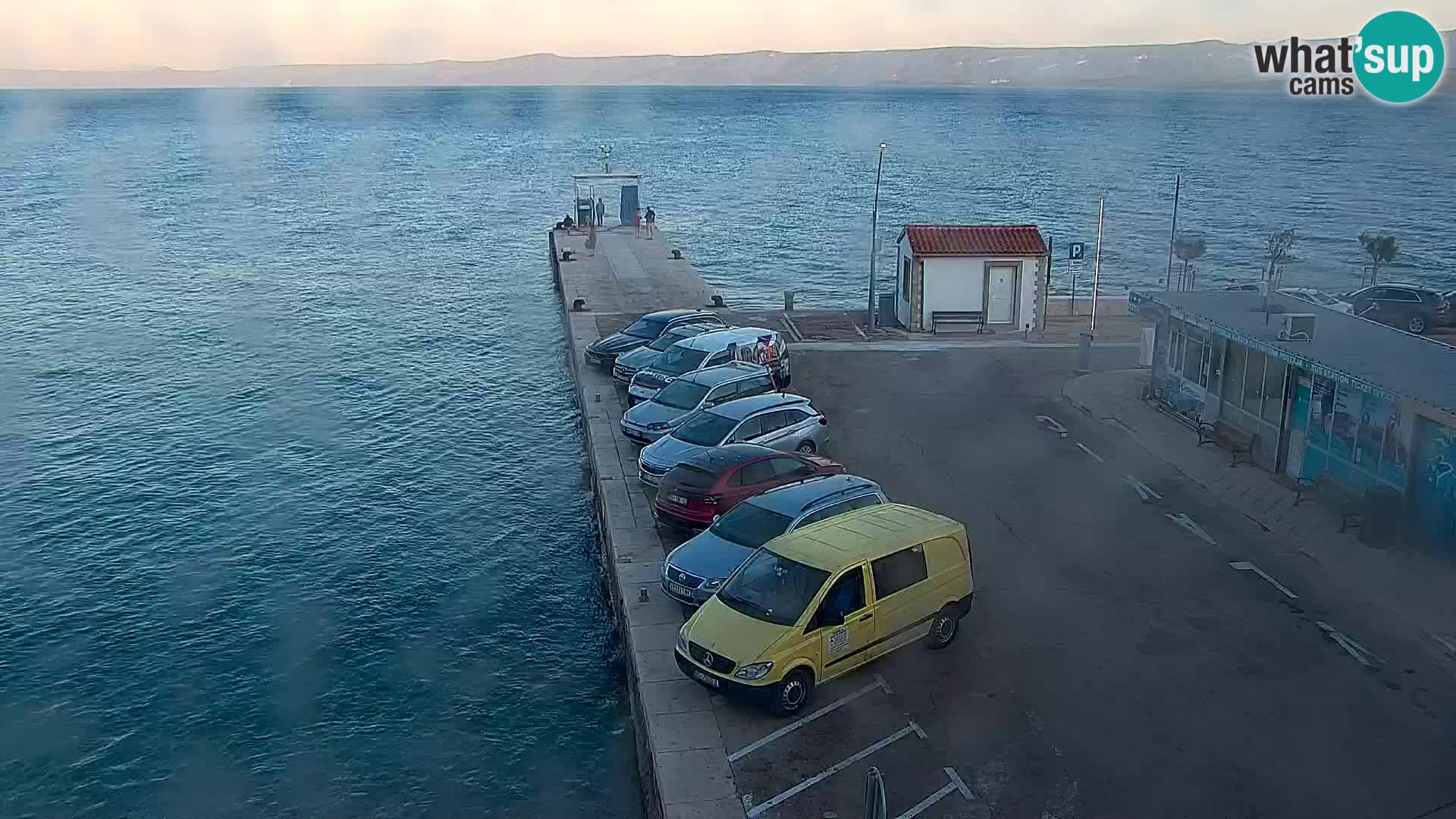 Spletna kamera Bol – Center mesta in marina v živo