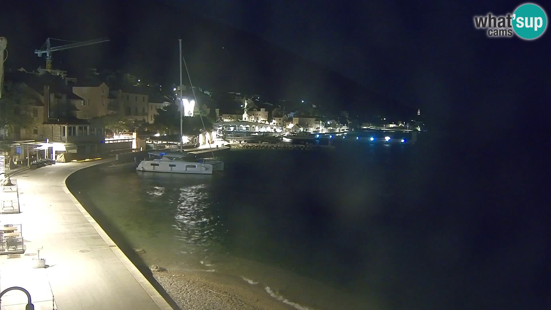 Spletna kamera Bol – Center mesta in marina v živo