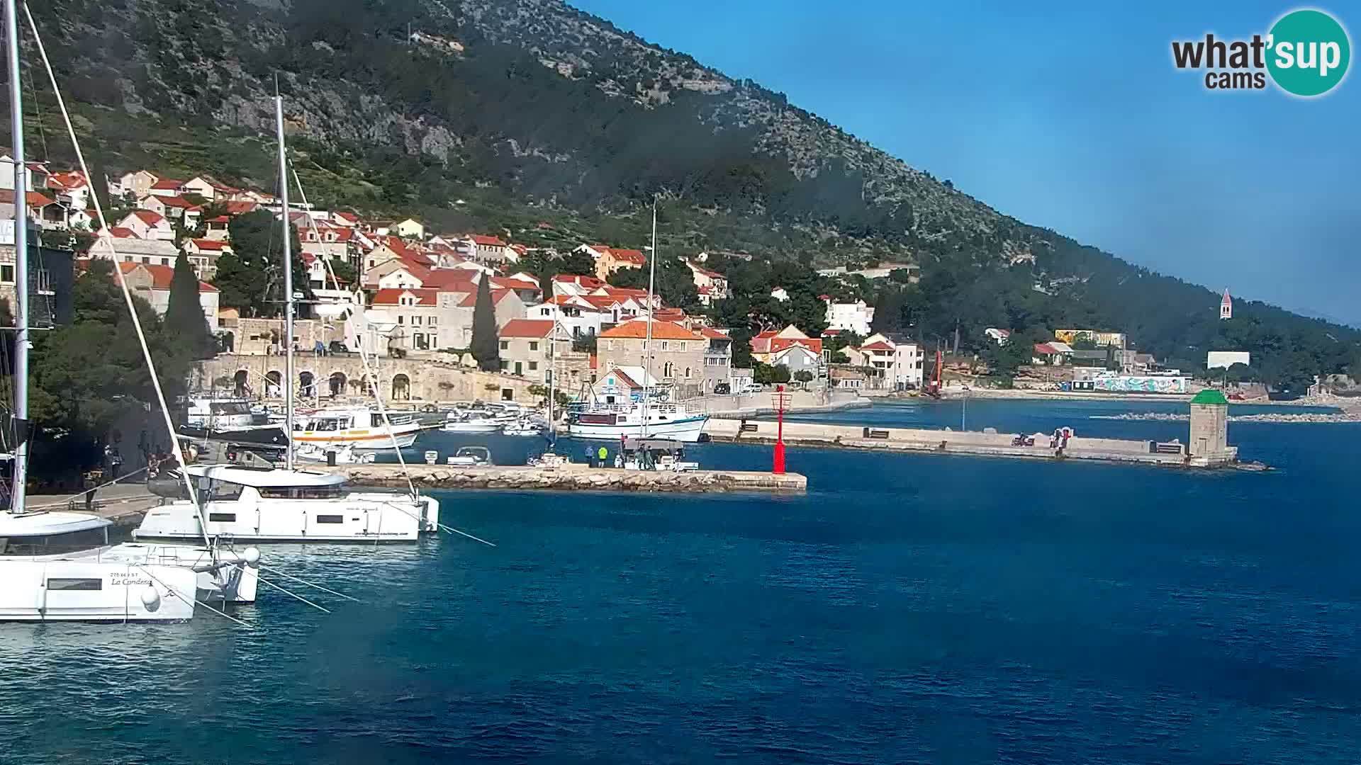 Web kamera Bol – Centar mjesta i marina | Pogled uživo