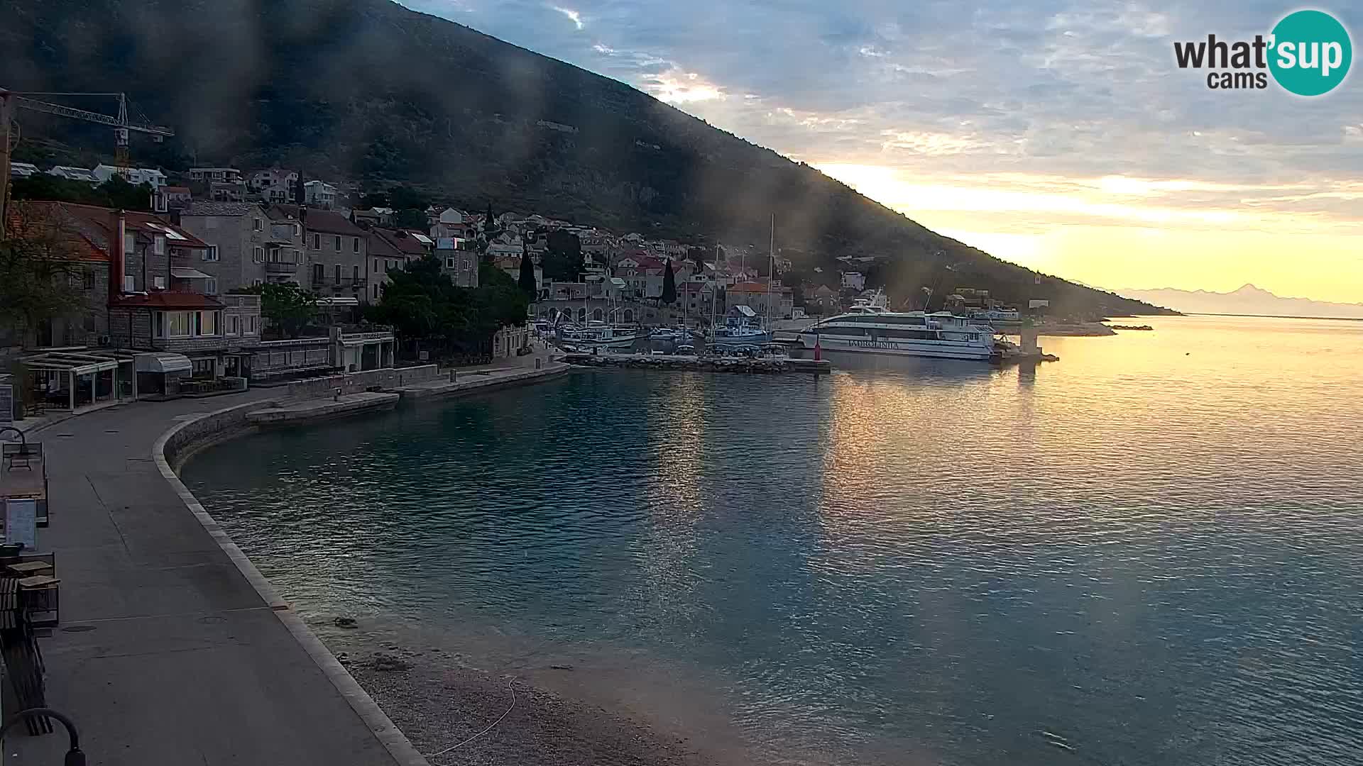 Web kamera Bol – Centar mjesta i marina | Pogled uživo