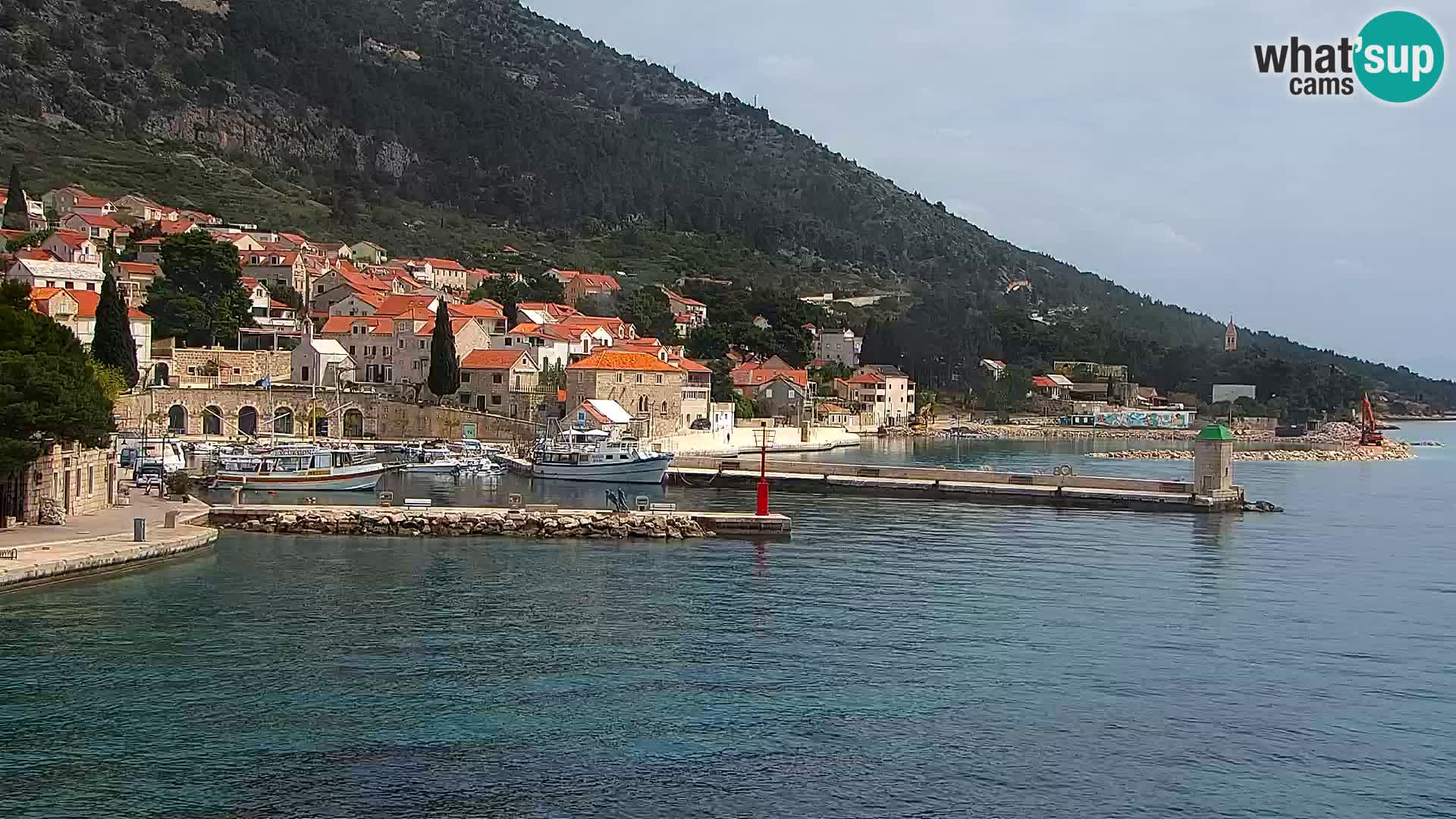 Spletna kamera Bol – Center mesta in marina v živo
