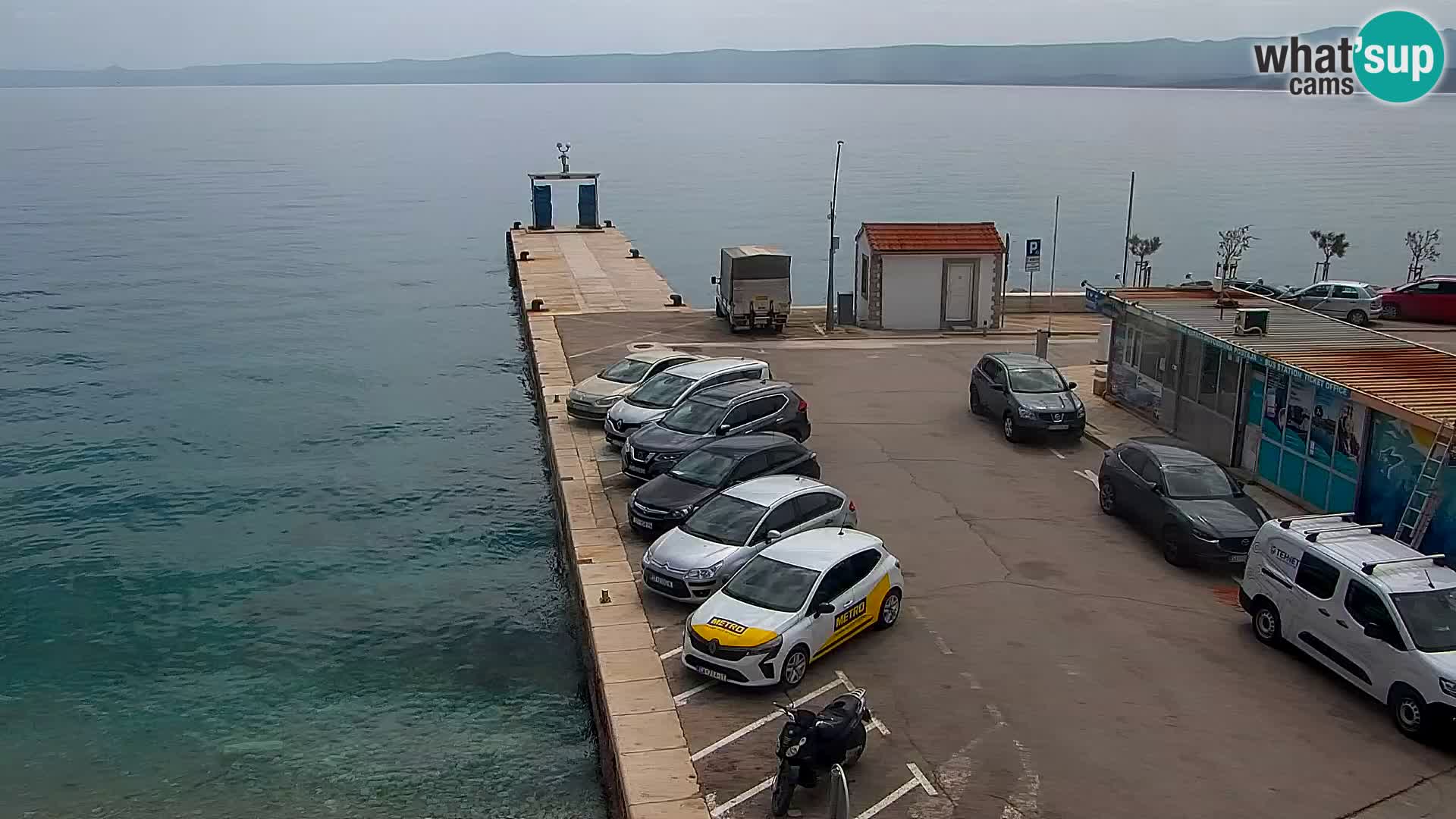 Spletna kamera Bol – Center mesta in marina v živo
