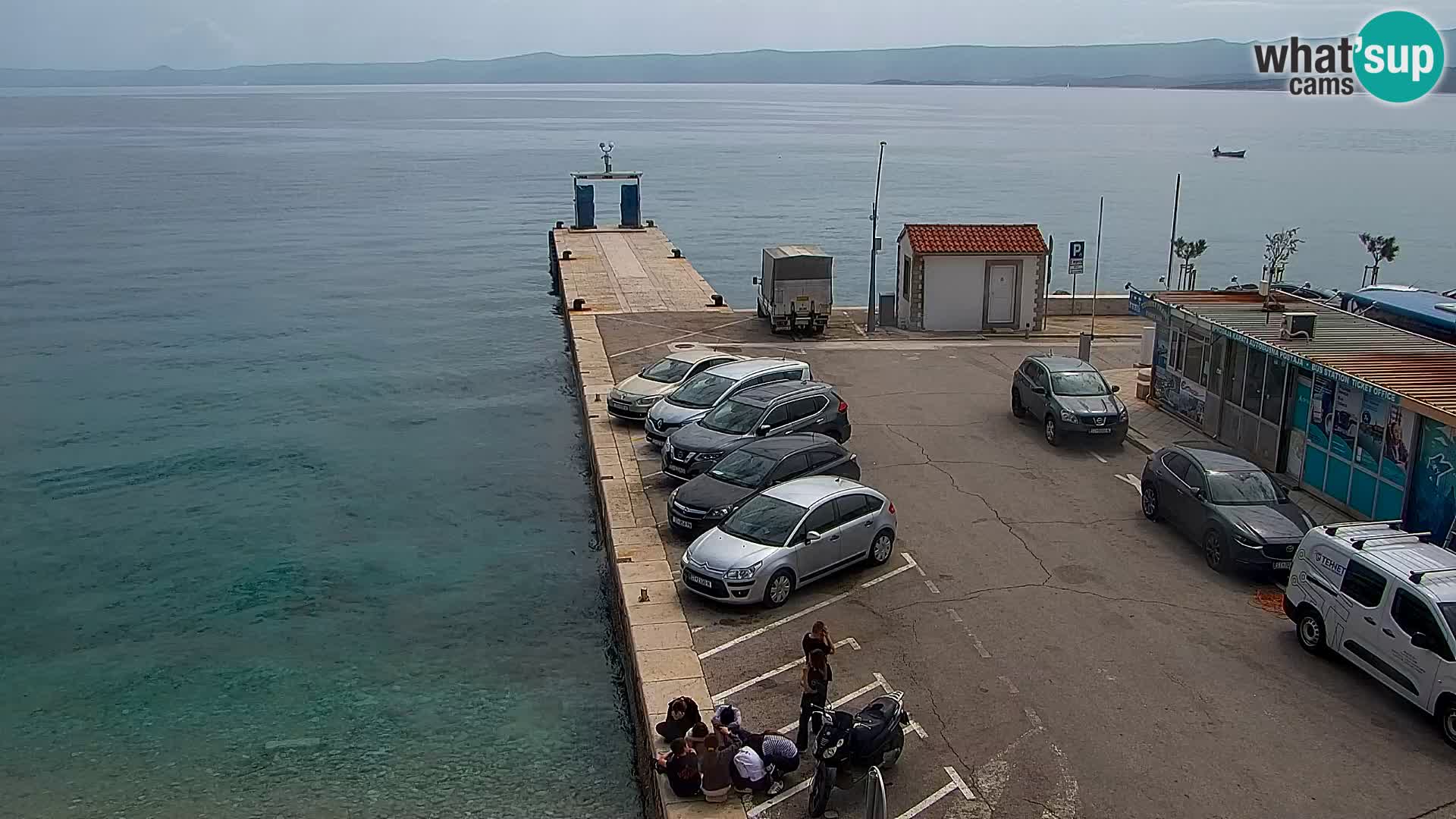 Spletna kamera Bol – Center mesta in marina v živo