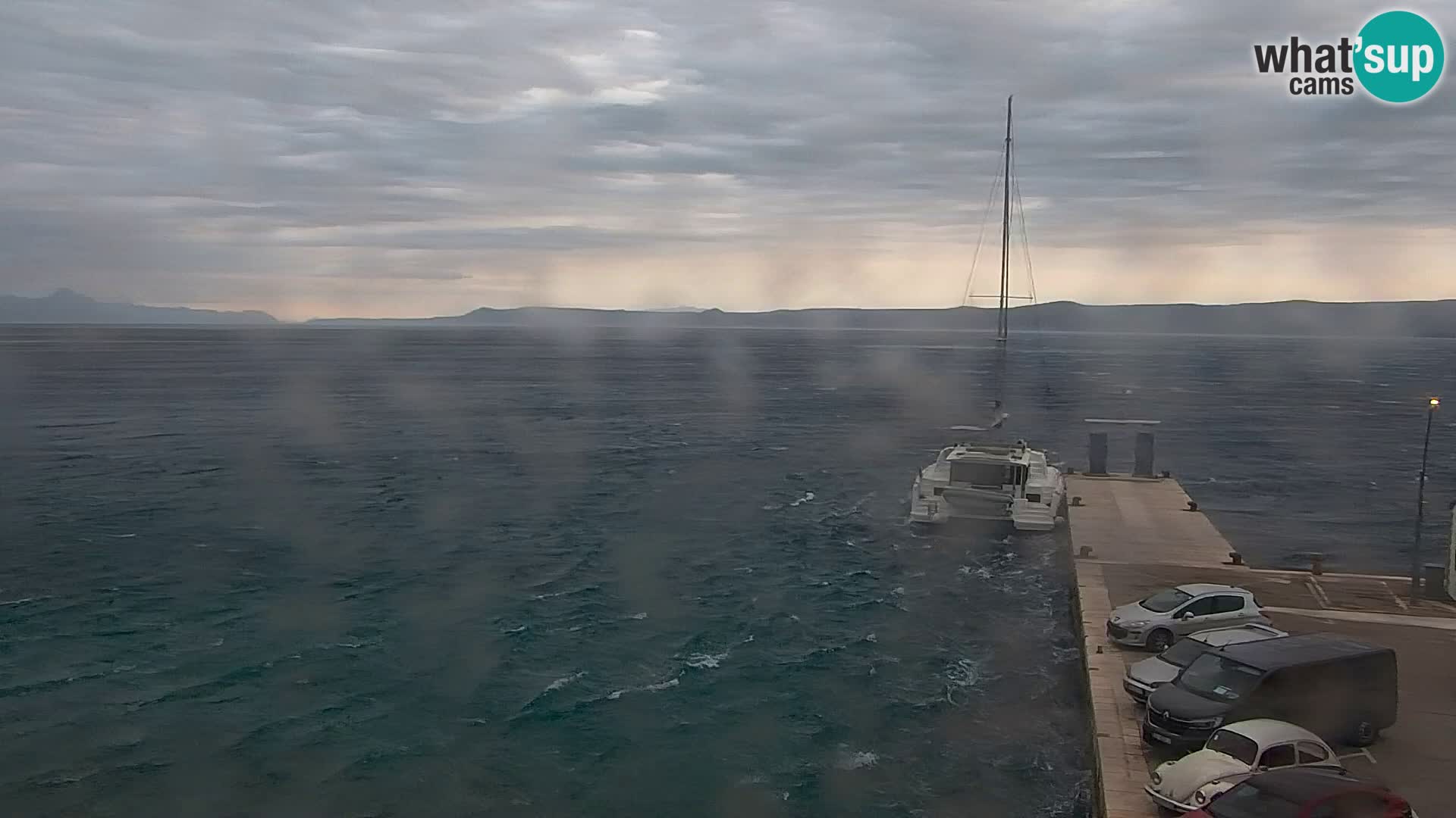 Spletna kamera Bol – Center mesta in marina v živo