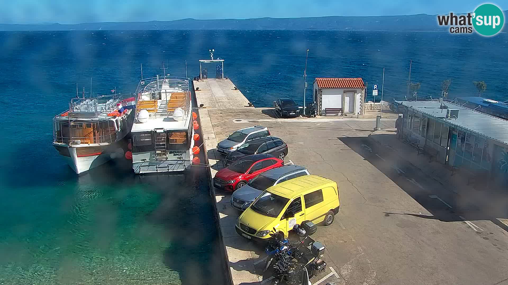 Spletna kamera Bol – Center mesta in marina v živo