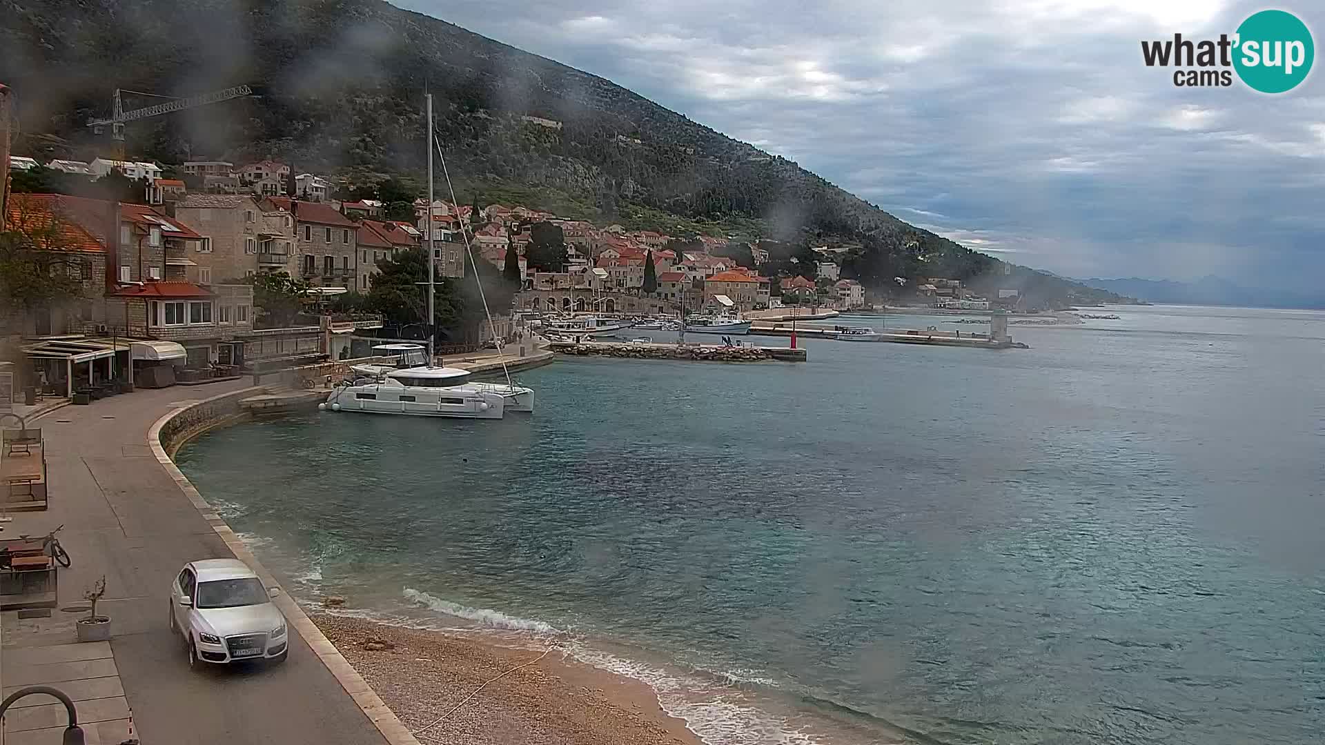 Spletna kamera Bol – Center mesta in marina v živo