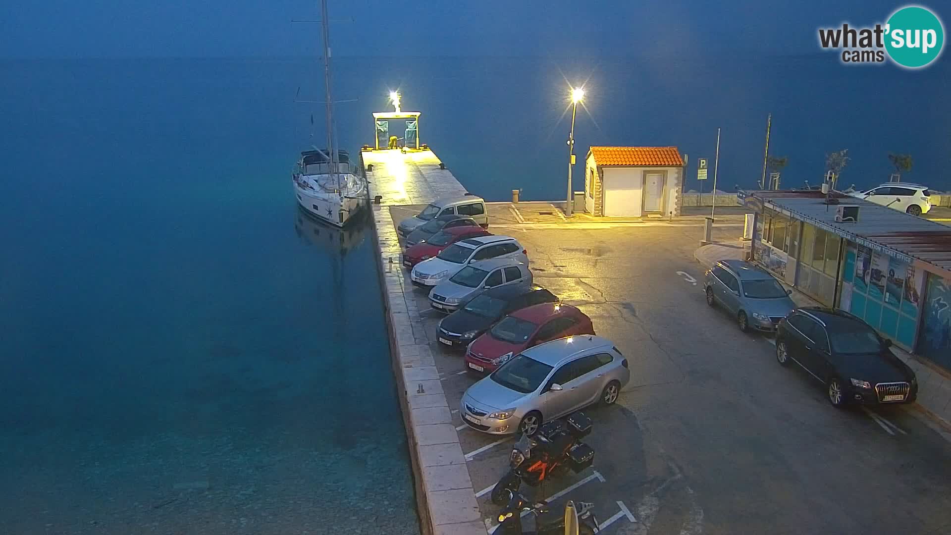 Web kamera Bol – Centar mjesta i marina | Pogled uživo