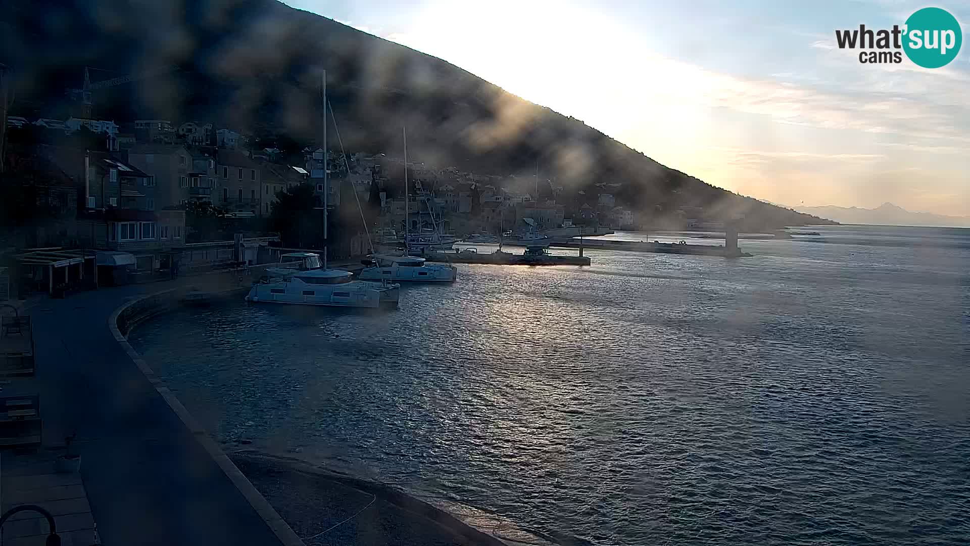 Web kamera Bol – Centar mjesta i marina | Pogled uživo