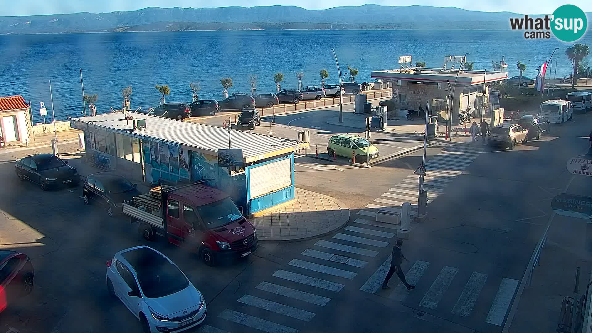 Spletna kamera Bol – Center mesta in marina v živo